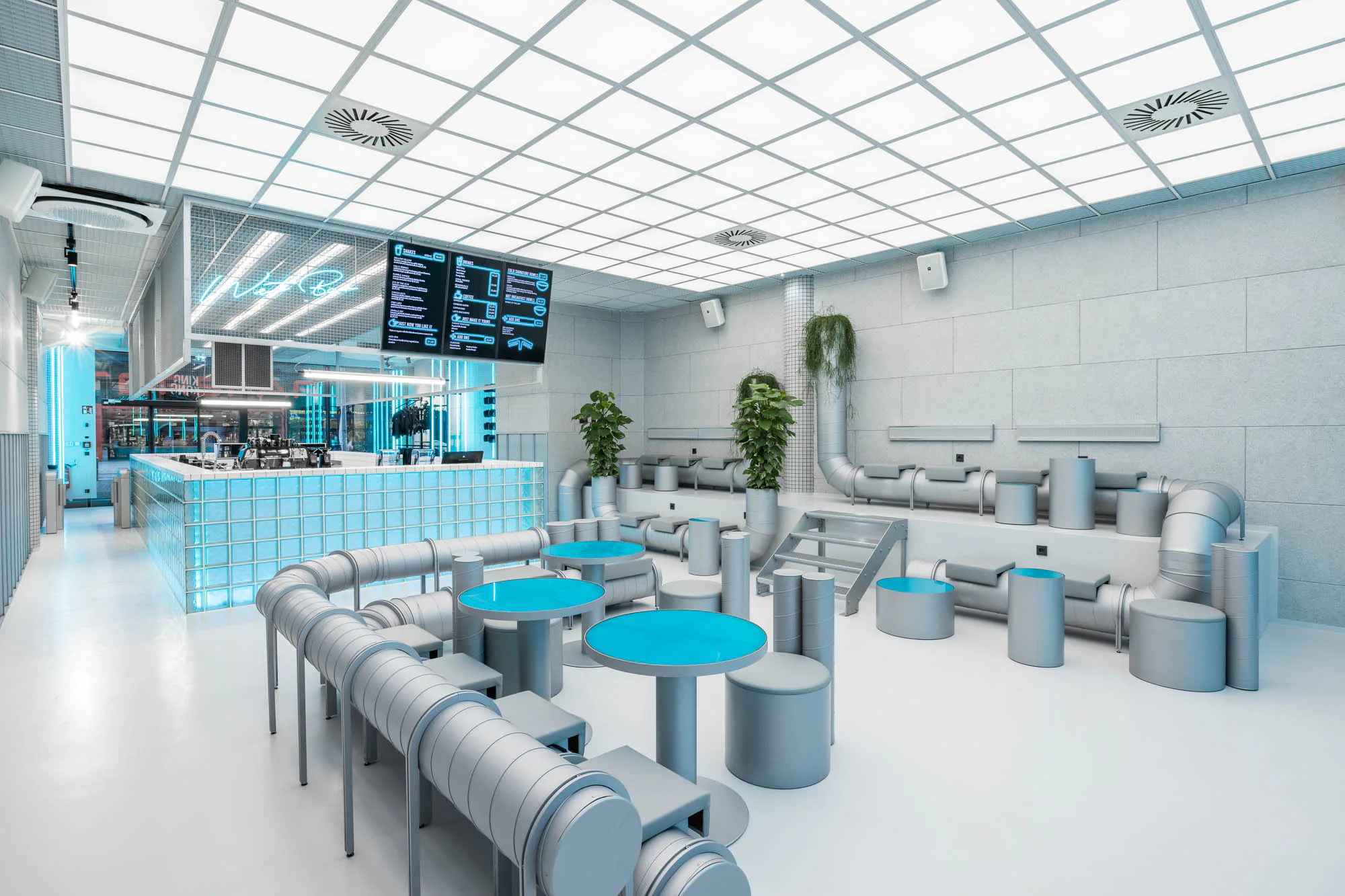 Rezeption, Bar und Aufenthaltsbereich des Fitnessstudios