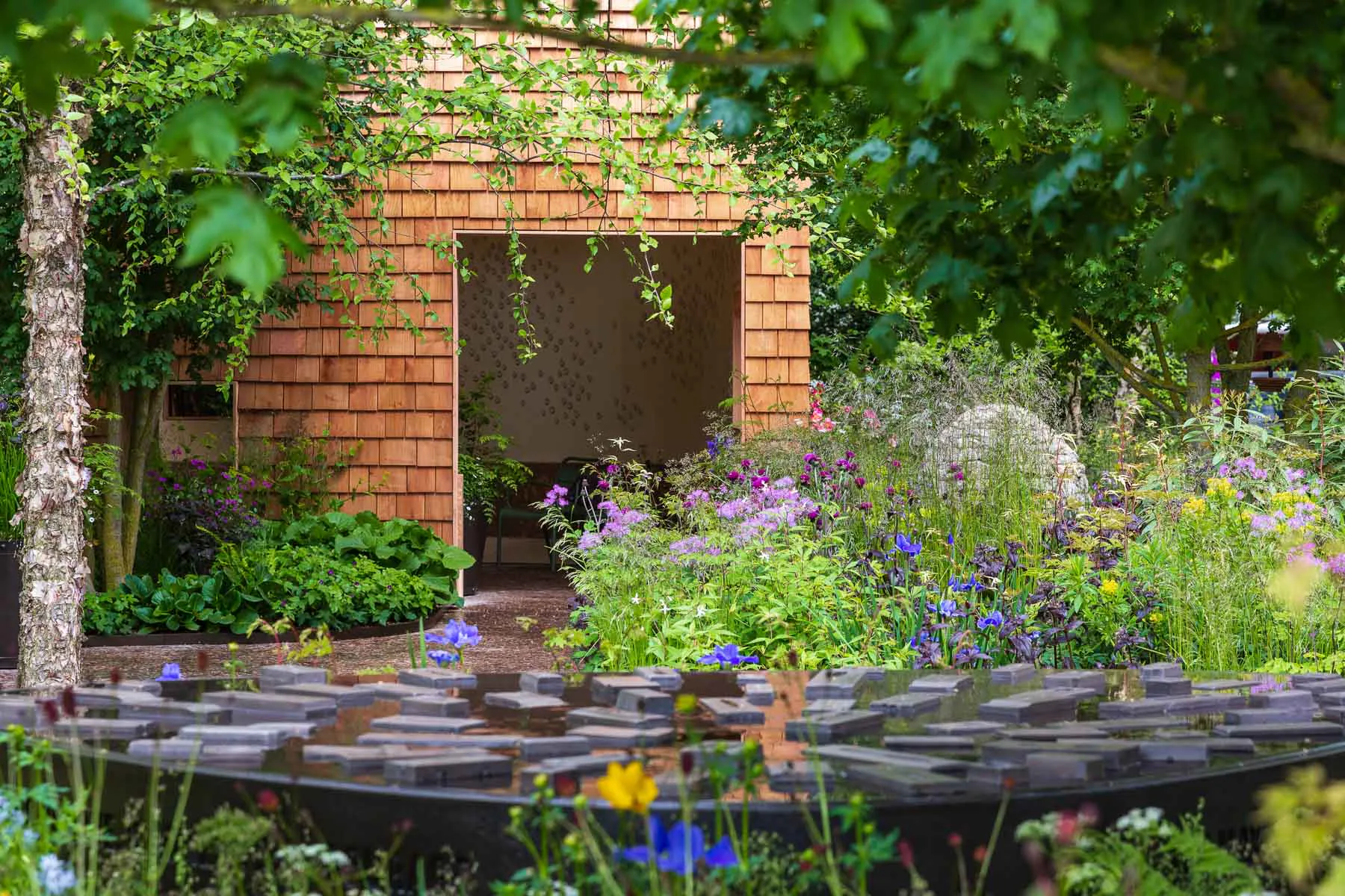 Das Architekturbüro Mcmullan Studio entwarf ein Gartenzimmer, das es Menschen mit Wirbelsäulenverletzungen ermöglicht, in einem geschützten Rahmen ganzjährig in die Natur einzutauchen.
