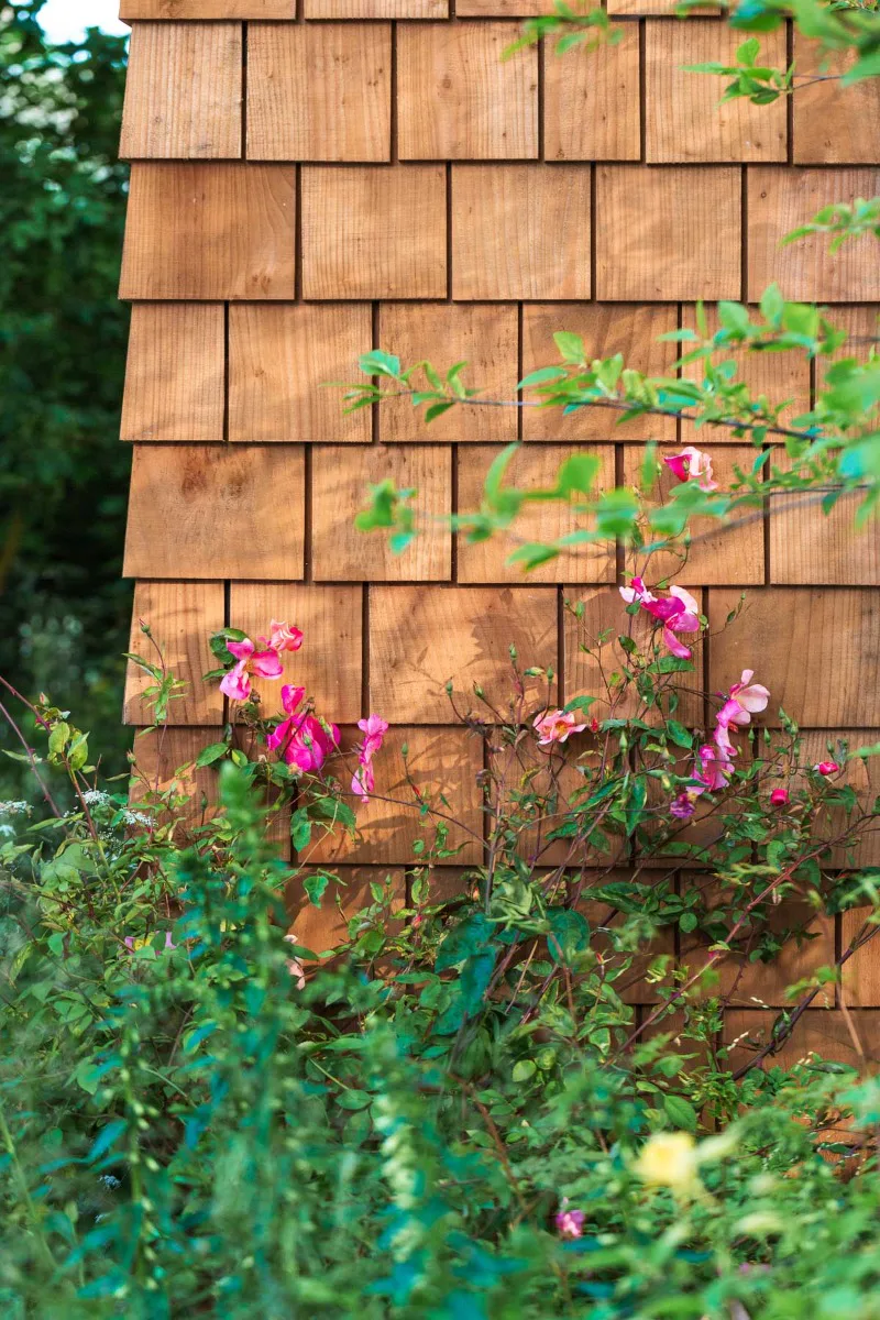 Die Fassade des Pavillons ist mit Holzschindeln verkleidet.