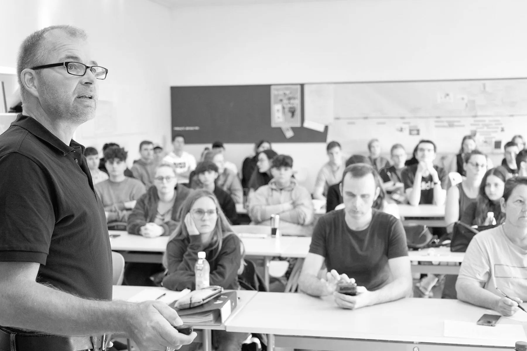Im Oktober 2023 fand eine erste Schulung des Keramikspezialisten von Rako statt, bei der die Auszubildenden praxisnah mit den Fertigungstechniken und Rohstoffen von Keramik vertraut gemacht wurden.