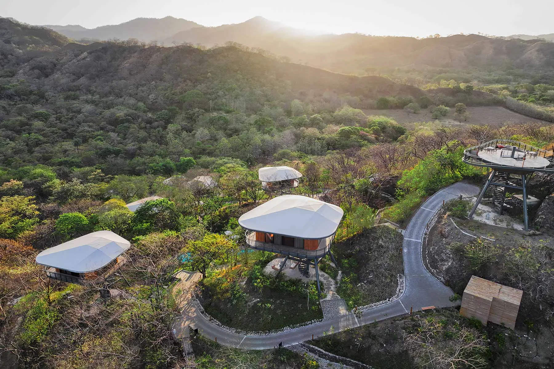Das Hotel liegt in einer bewaldeten Gebirgsregion im Nordwesten von Costa Rica.