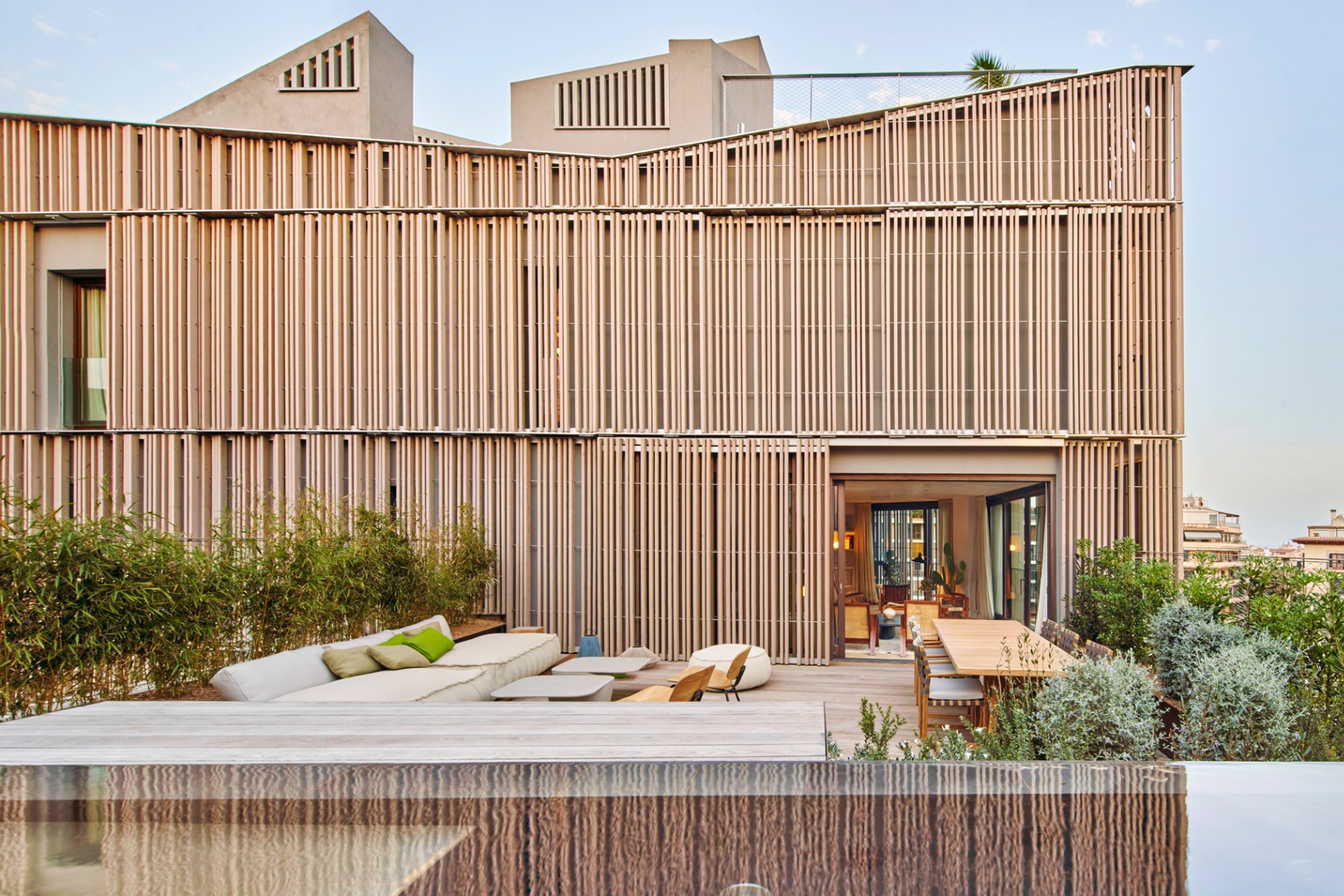 Apartment Building in Palma de Mallorca by Ohlab