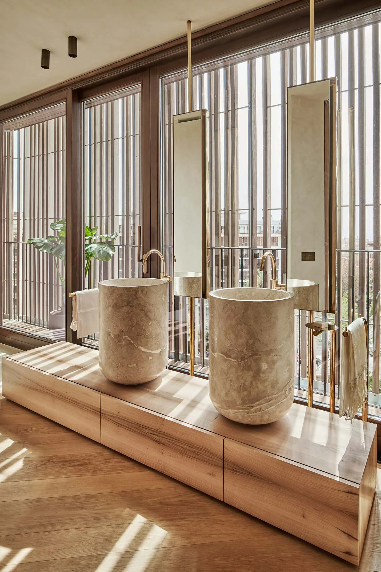 Unbehandeltes Holz, Naturstein, Kalkputz und Bronze sind die bestimmenden Materialien in den Innenräumen.