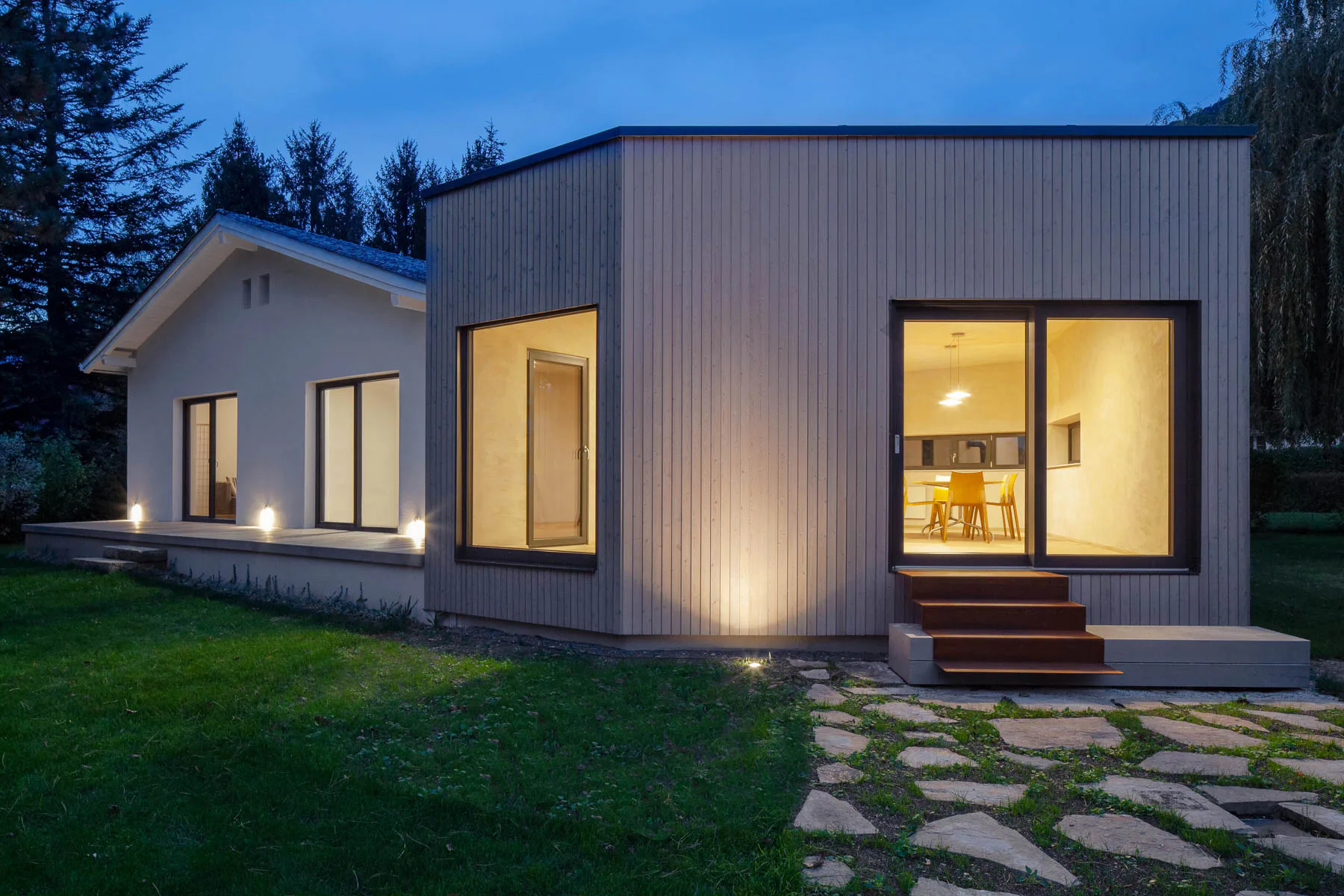 Ein weiterer Innenraum ergänzt das bestehende Wochenendhaus in Payerbach.