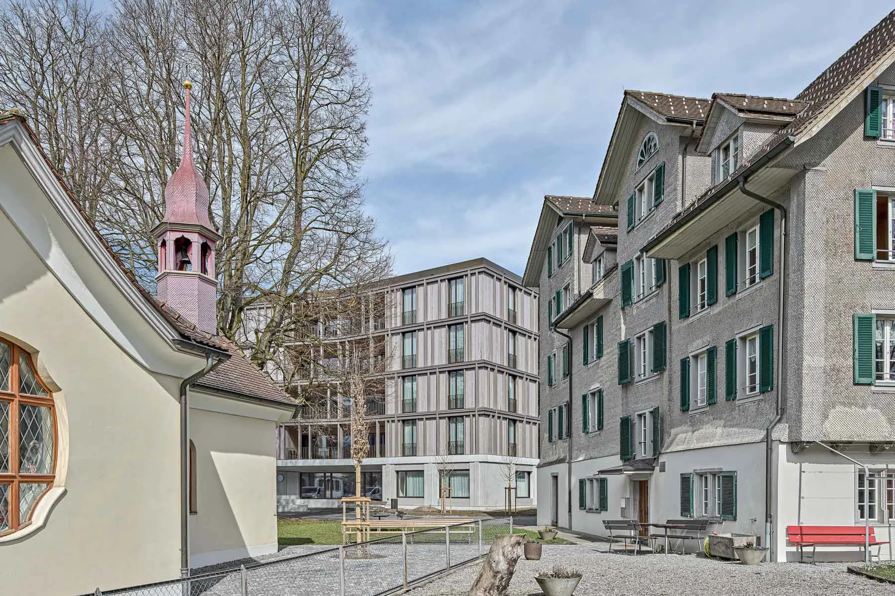 Holz charakterisiert den Innenraum des Wohnhauses Mettenweg.