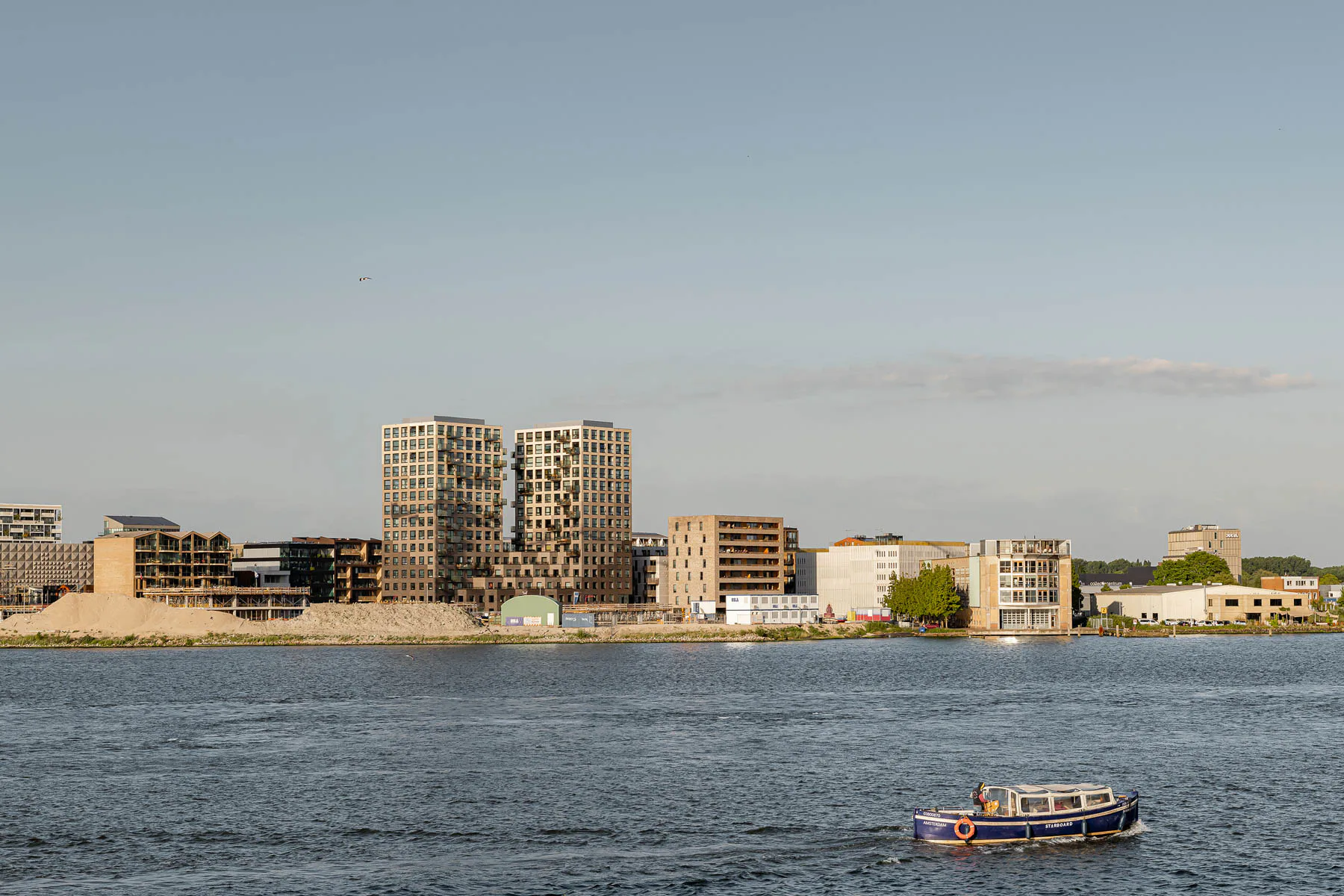 Die Zwillingstürme mit 110 Wohnungen im Amsterdamer Viertel Buiksloterham überragen die Nachbargebäude deutlich.