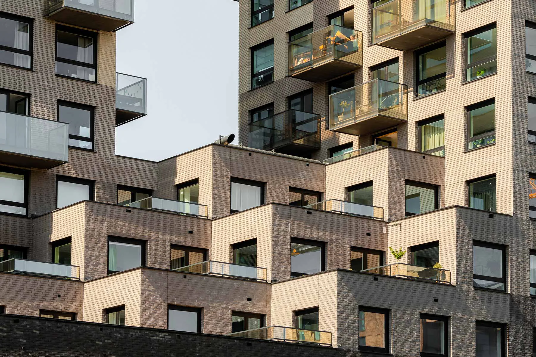 Die Wohnungen in den Obergeschossen des Sockelbaus haben geräumige Dachterrassen, entweder mit Südsonne oder mit Kanalblick.