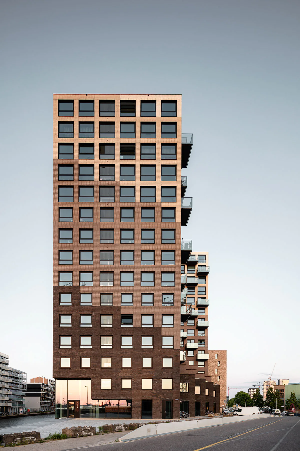Die mehrfarbige Fassade der Wohnhochhäuser besteht aus recycelten Ziegeln.