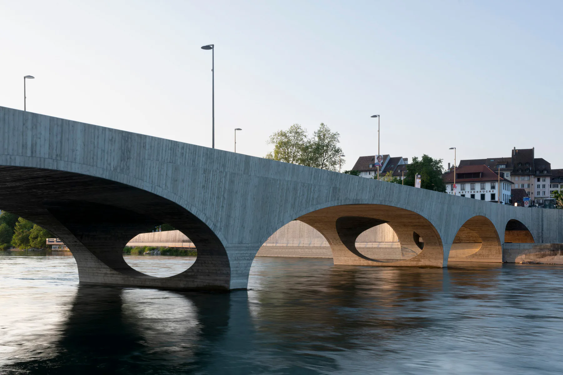 Die neue Aarebrücke in Aarau besticht durch ihre Bögen und elliptischen Auslassungen.