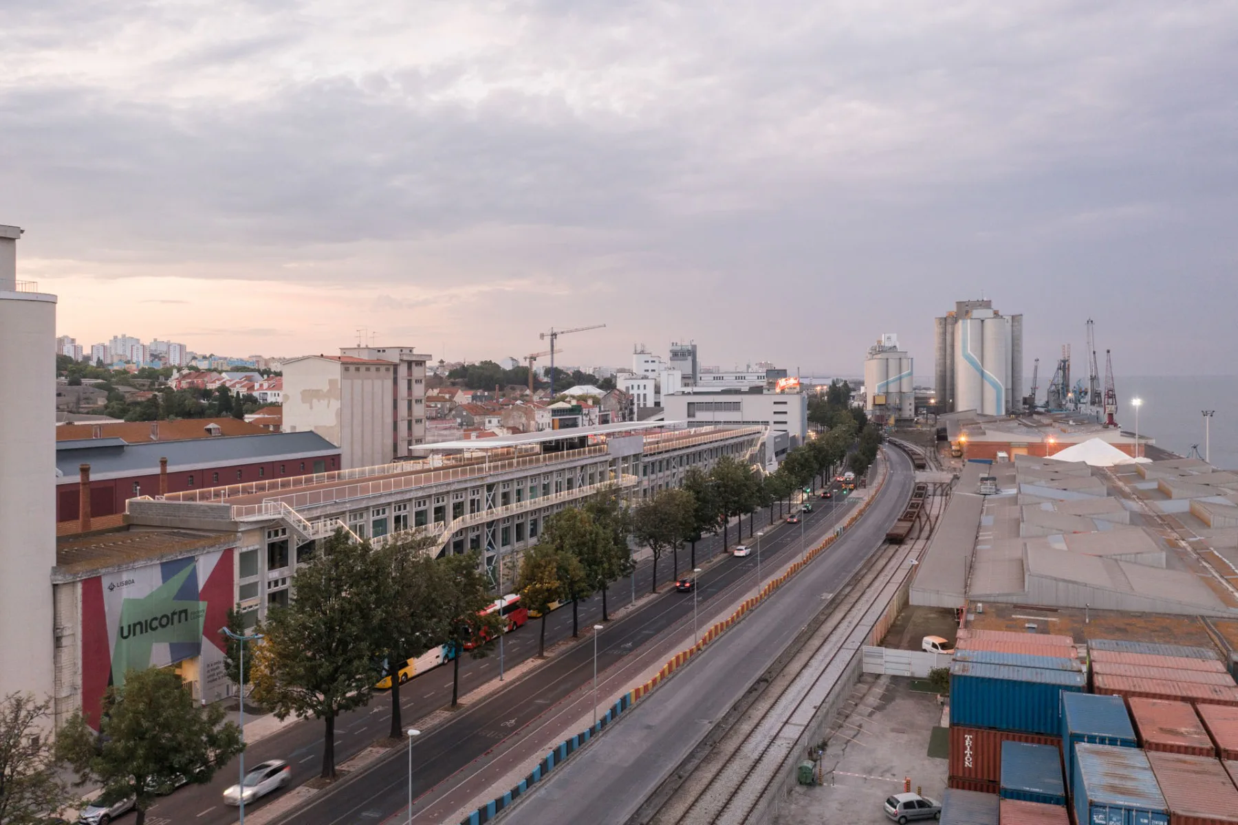 Die umgenutzte Fabrik in direkter Lage am Tejo.