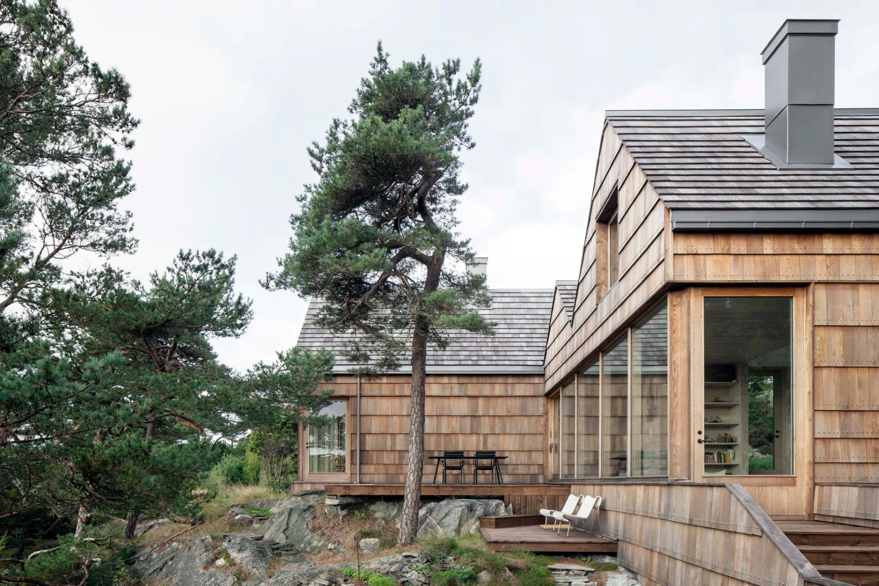 Mit der schon leicht vergrauten Eichenholzhülle fügt sich das Wochenendhaus harmonisch in die Felsenlandschaft am Skagerrak ein.