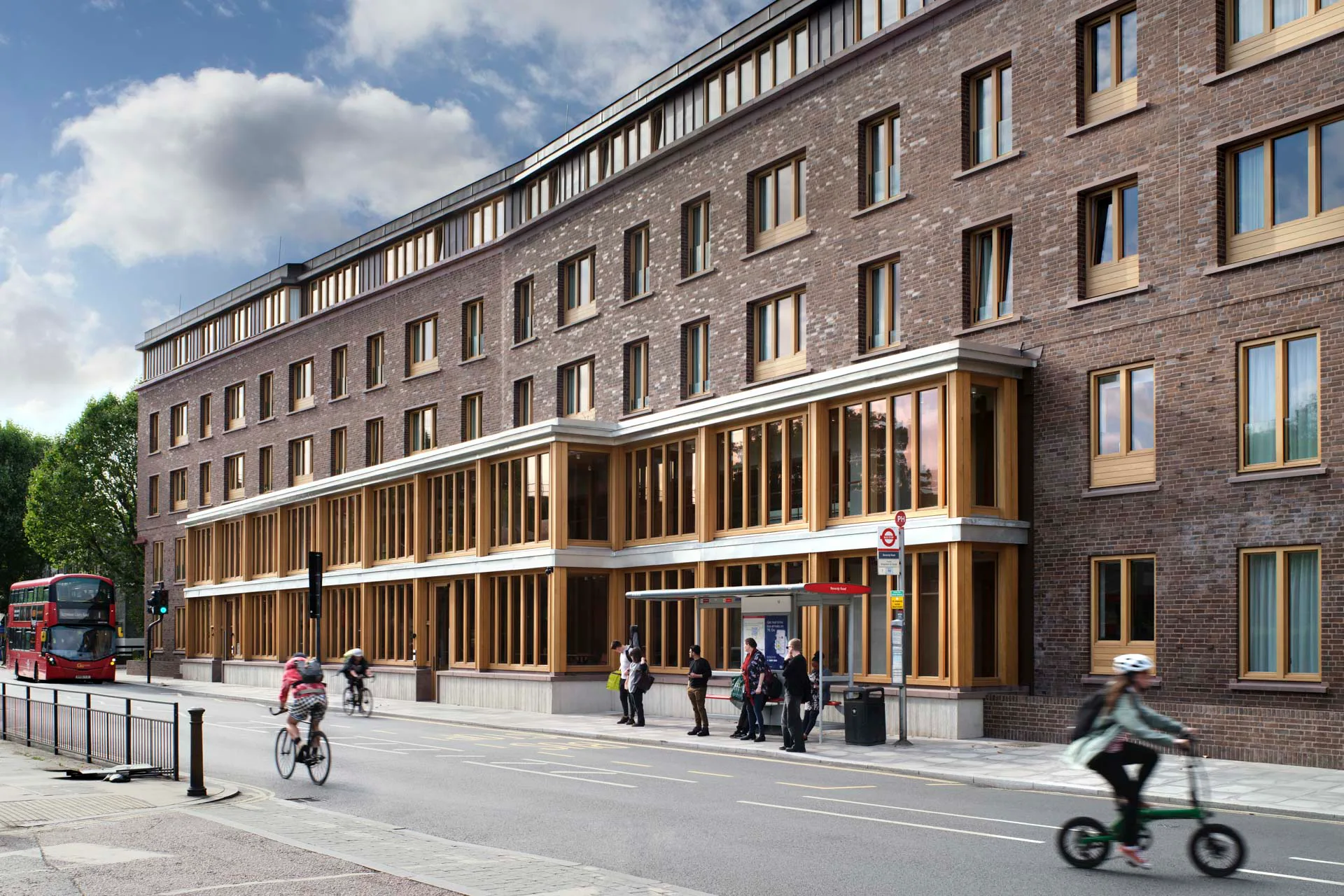 Massive Eiche und Ziegel zieren die Fassade der Wohnanlage.