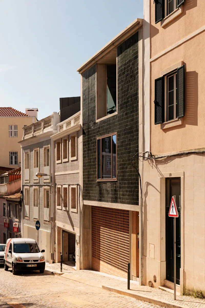 Die Fassade nimmt die für Lissabon typische Verzierung mit Fliesen auf.