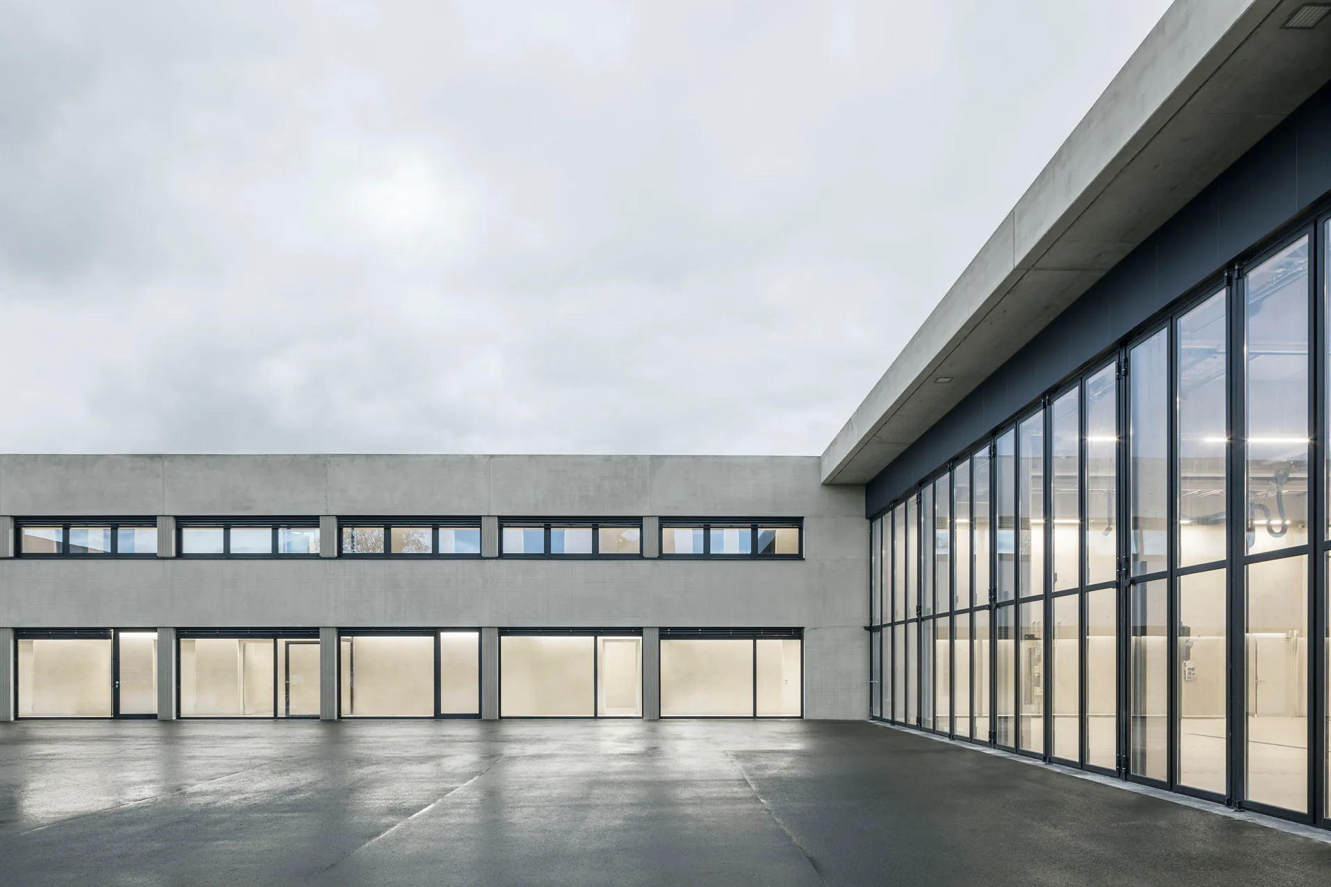 Viel Glas und Sichtbeton umgeben den Innenhof der Anlage.