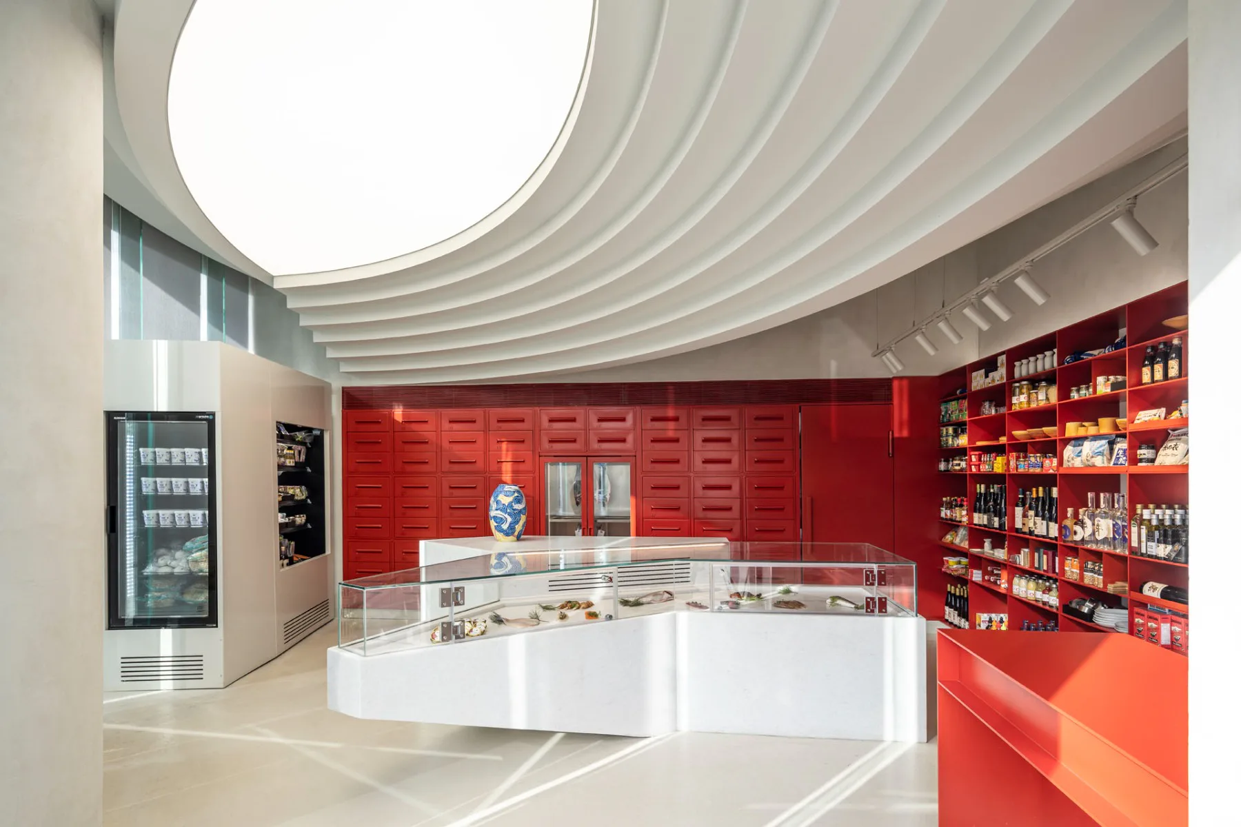 Innenraum des Boutique-Feinkostladens Yama in Tel Aviv