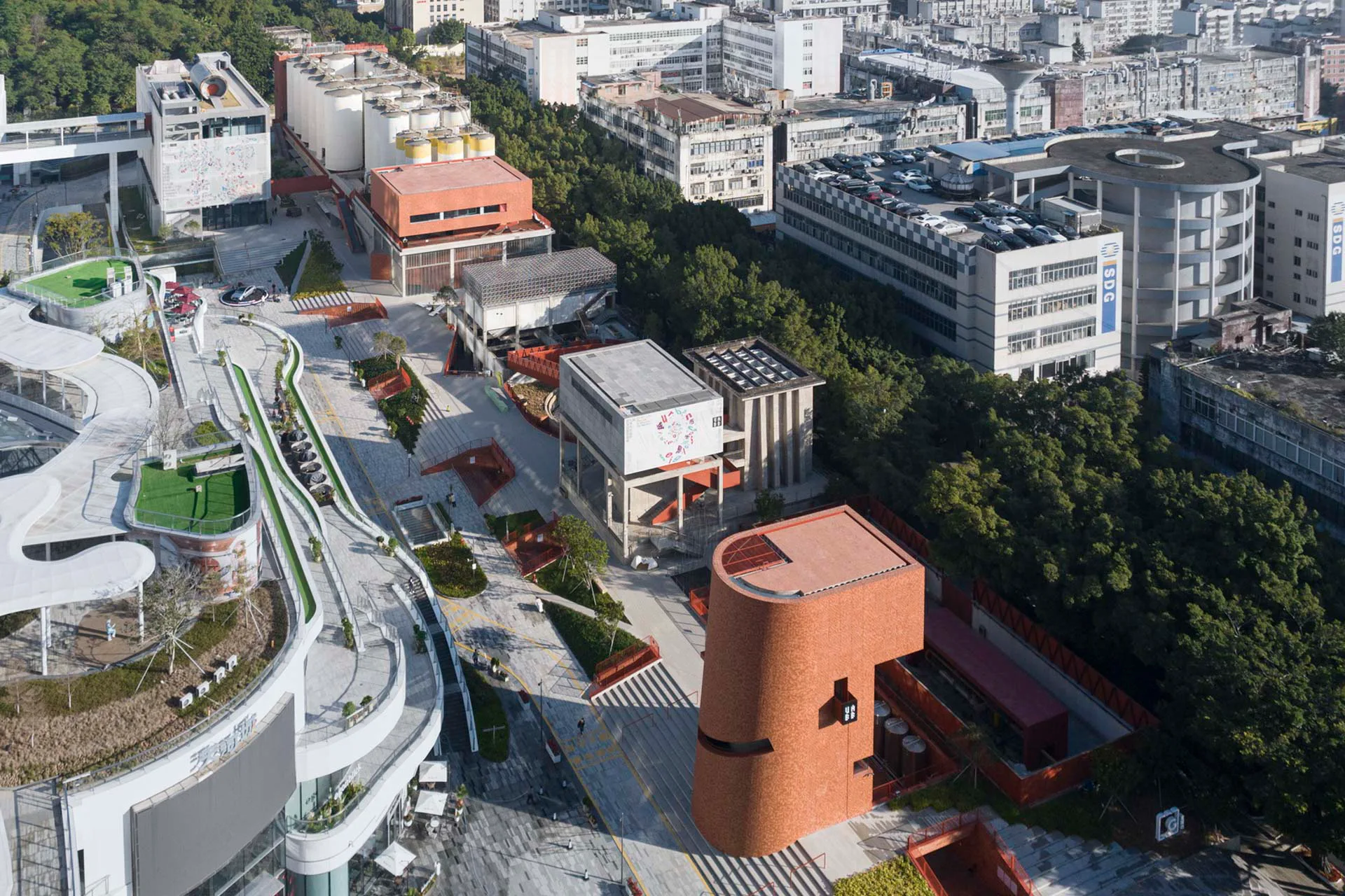 Die einzelnen Gebäude reihen sich auf und unter einer rund 260 m langen Betonplattform auf.