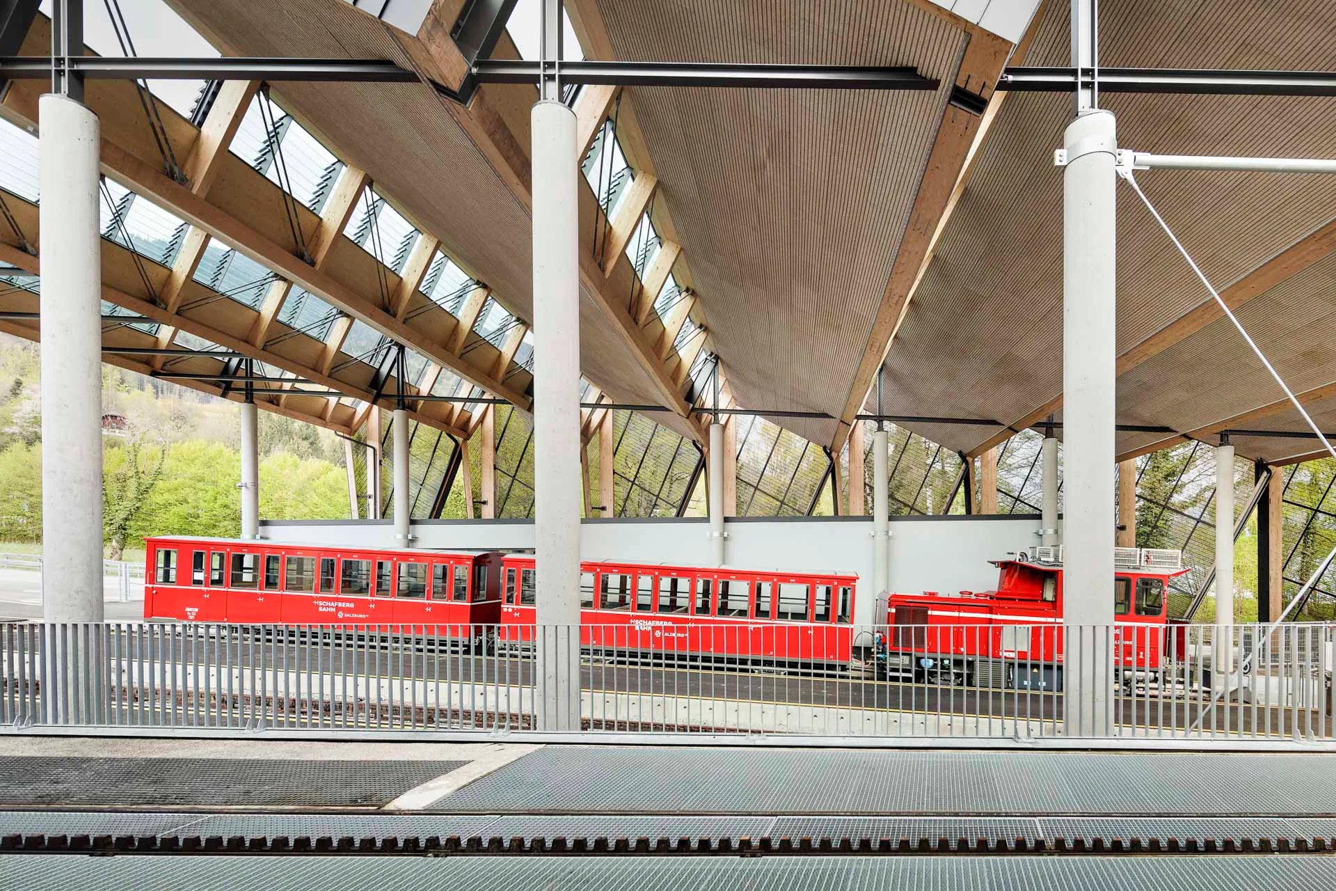 Unter dem Sheddach aus Holz und Stahl startet die Zahnradbahn in Richtung Schafbergspitze.