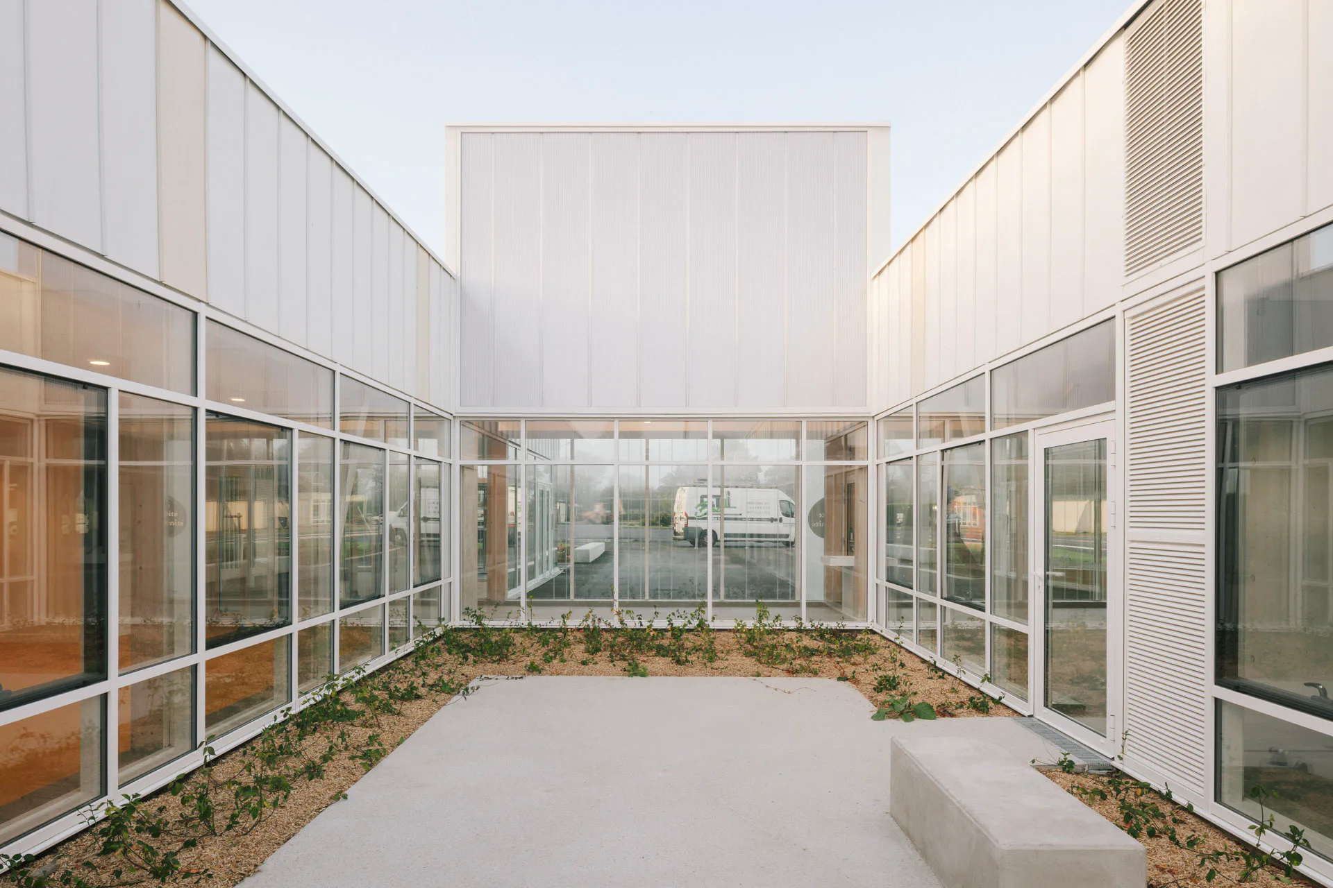 Innenhof mit weißer Polycarbonat-Fassade