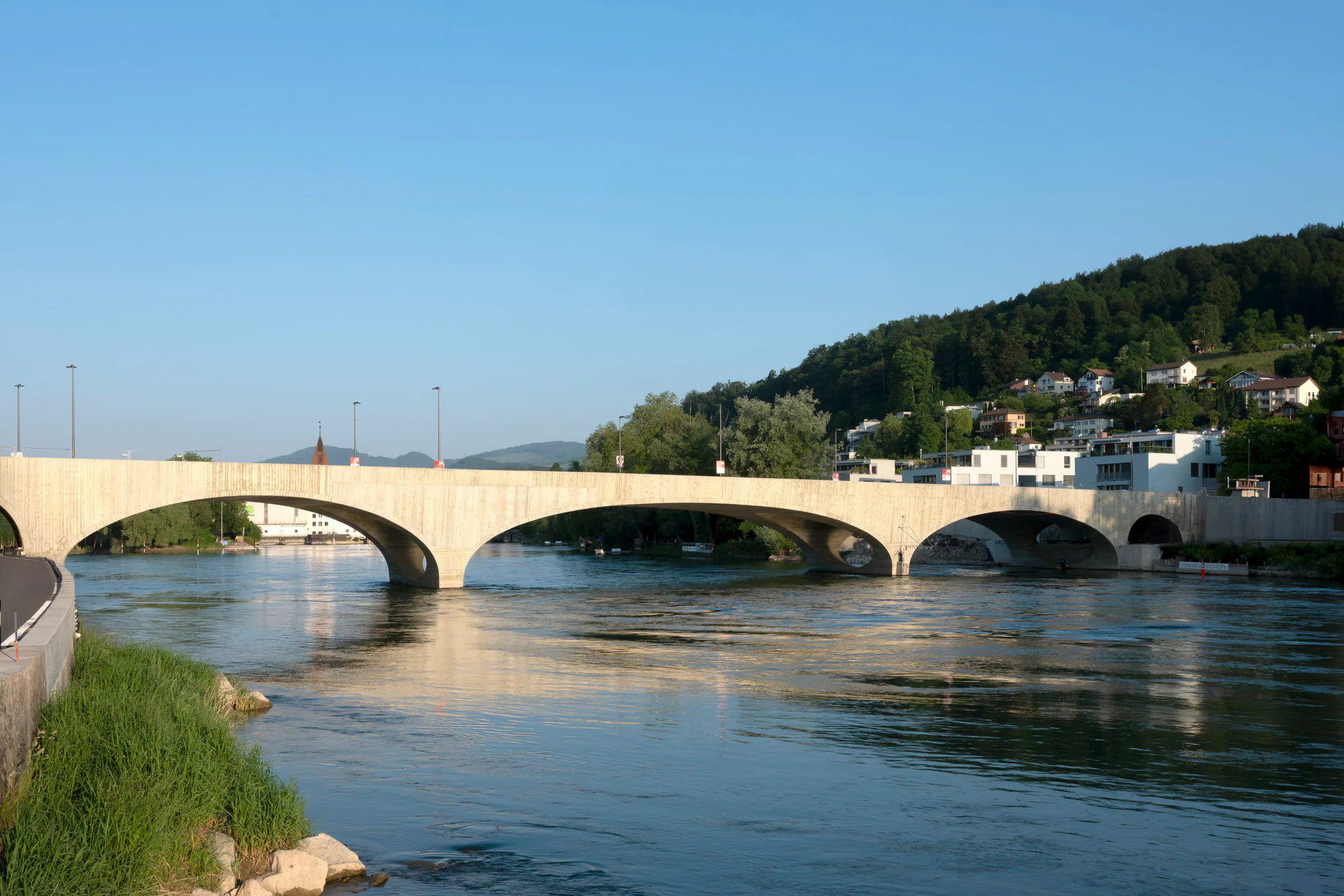 Die Brücke verbindet die Altstadt mit dem nördlichen Ufer.