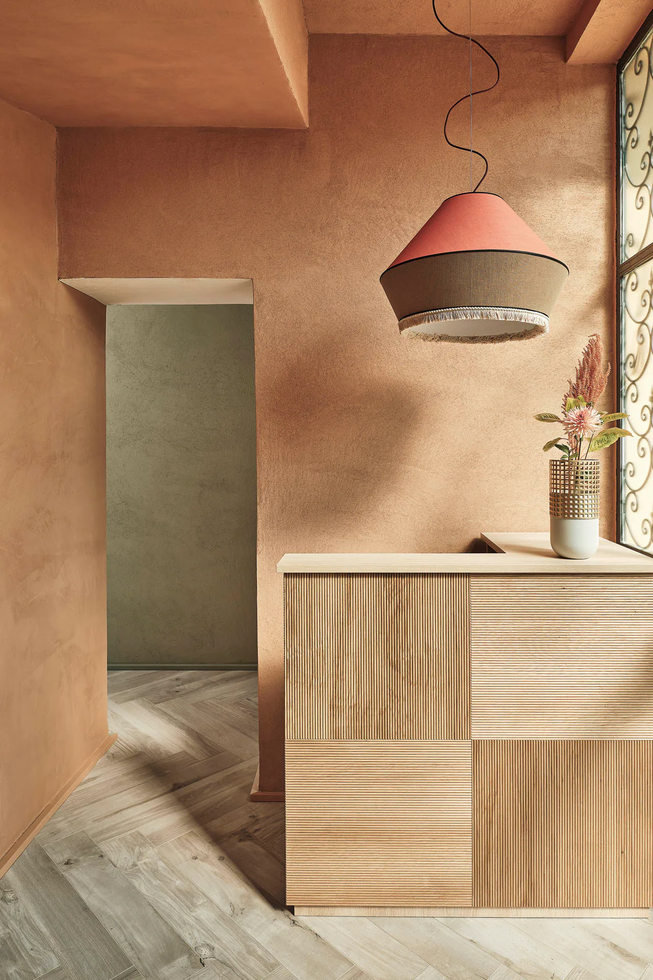 Das Entree wird von einem furnierten Holztresen dominiert und der Bodenbelag der Kollektion Hi-Wood unterstreicht die warme Atmosphäre des Restaurants.