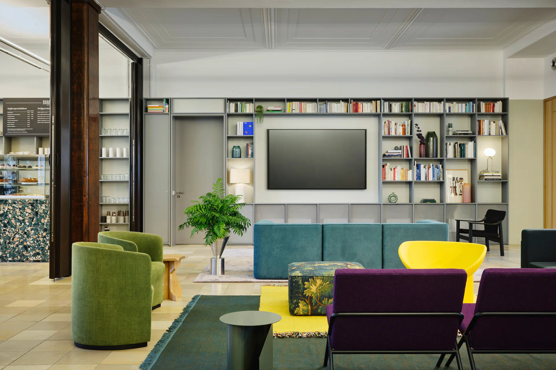 Das Gemeinschaftswohnzimmer überzeugt mit fröhlichen Farben.