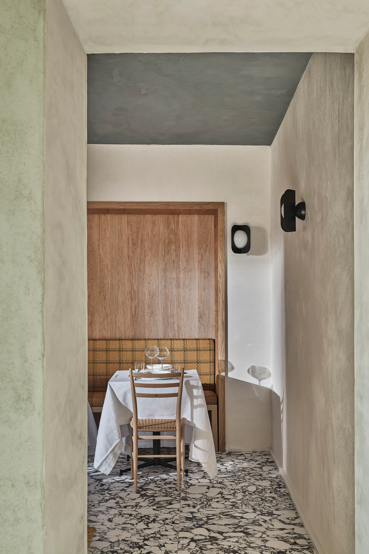 Verputzte Wände in Erdtönen, ergänzt durch Naturmaterialien wie Holz und Stein, prägen das Farbschema der Räume.