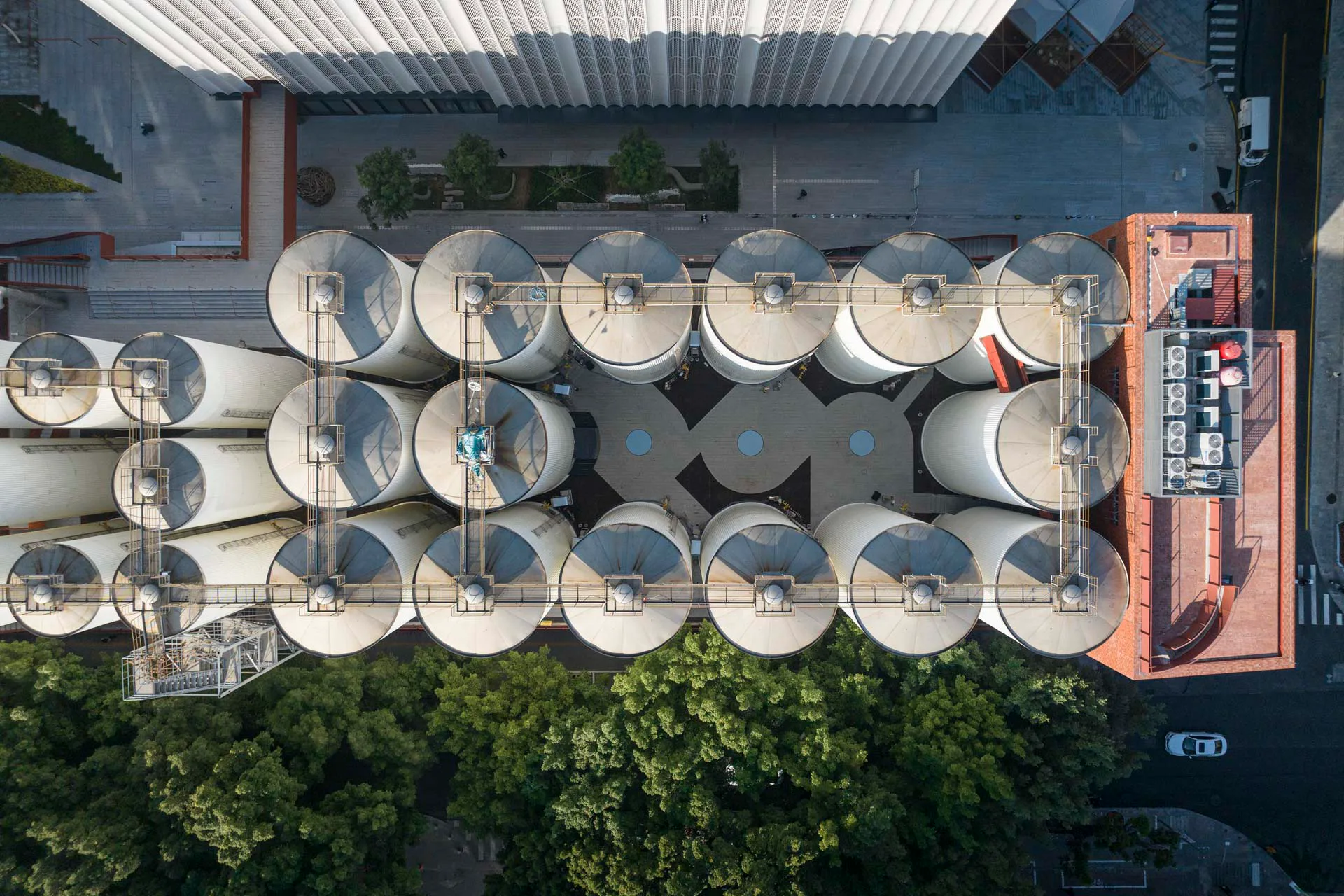 Drei der Gärtanks ließen die Architekten entfernen, um Platz auf dem Dach zu schaffen und die Innenräume zu belichten.