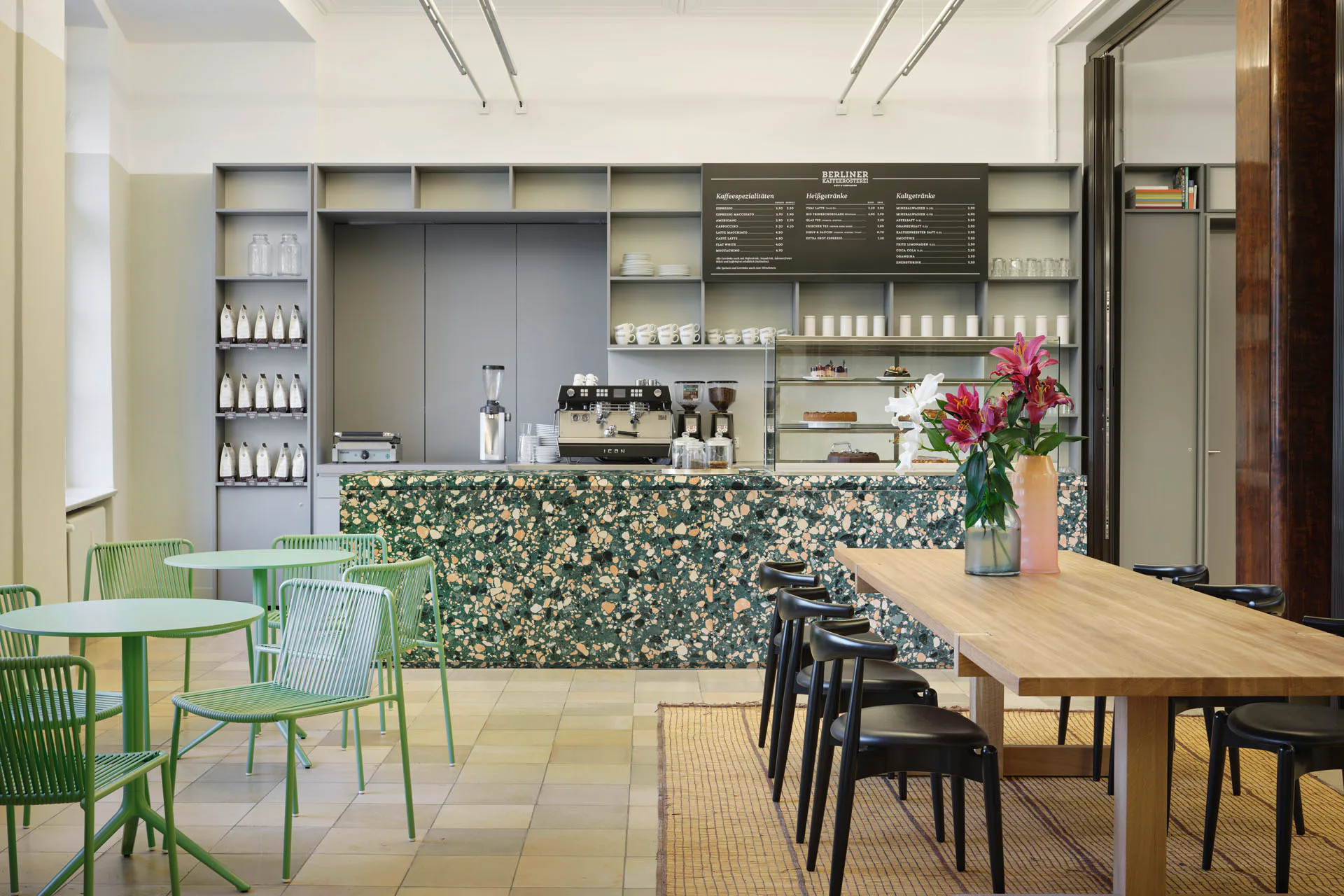Die Cafétheke wurde aus recyceltem Terrazzo gestaltet.