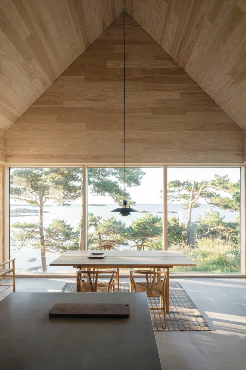 Innen verwendeten die Architekten Douglasienholz.
