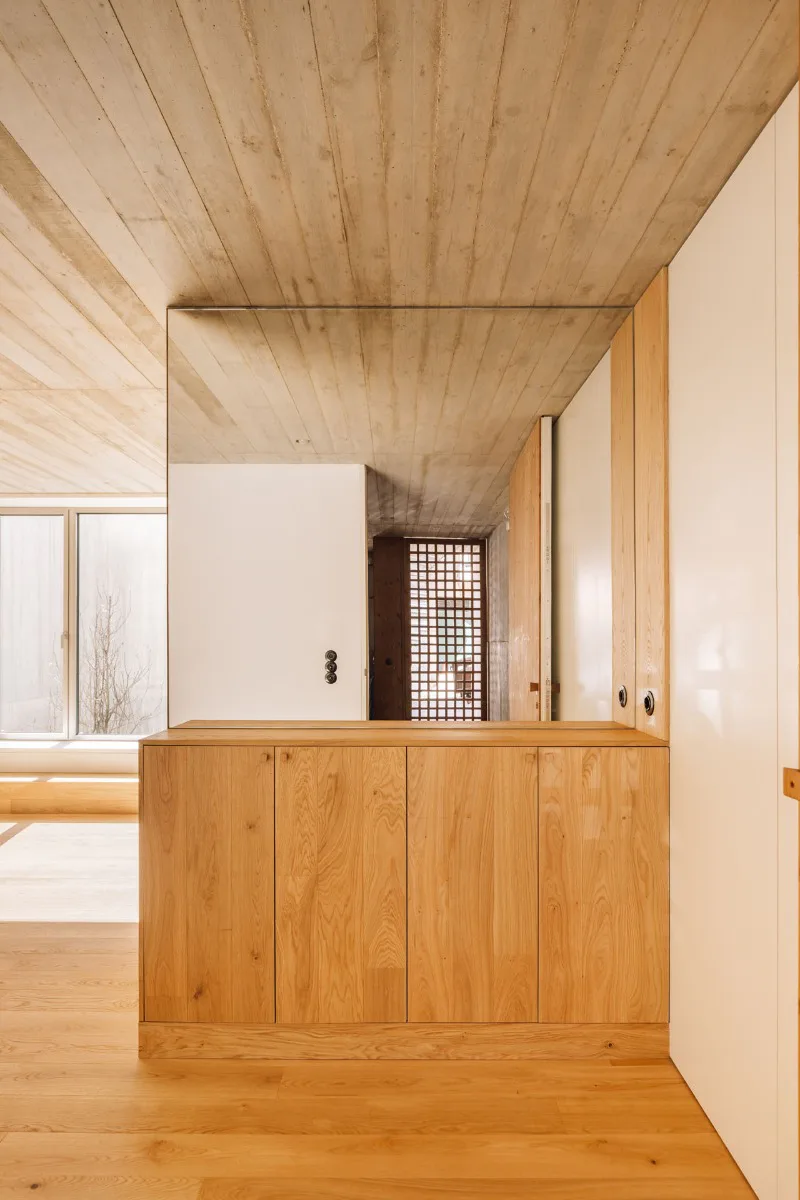Holz und Betonoptik im Eingangsbereich des Hauses.