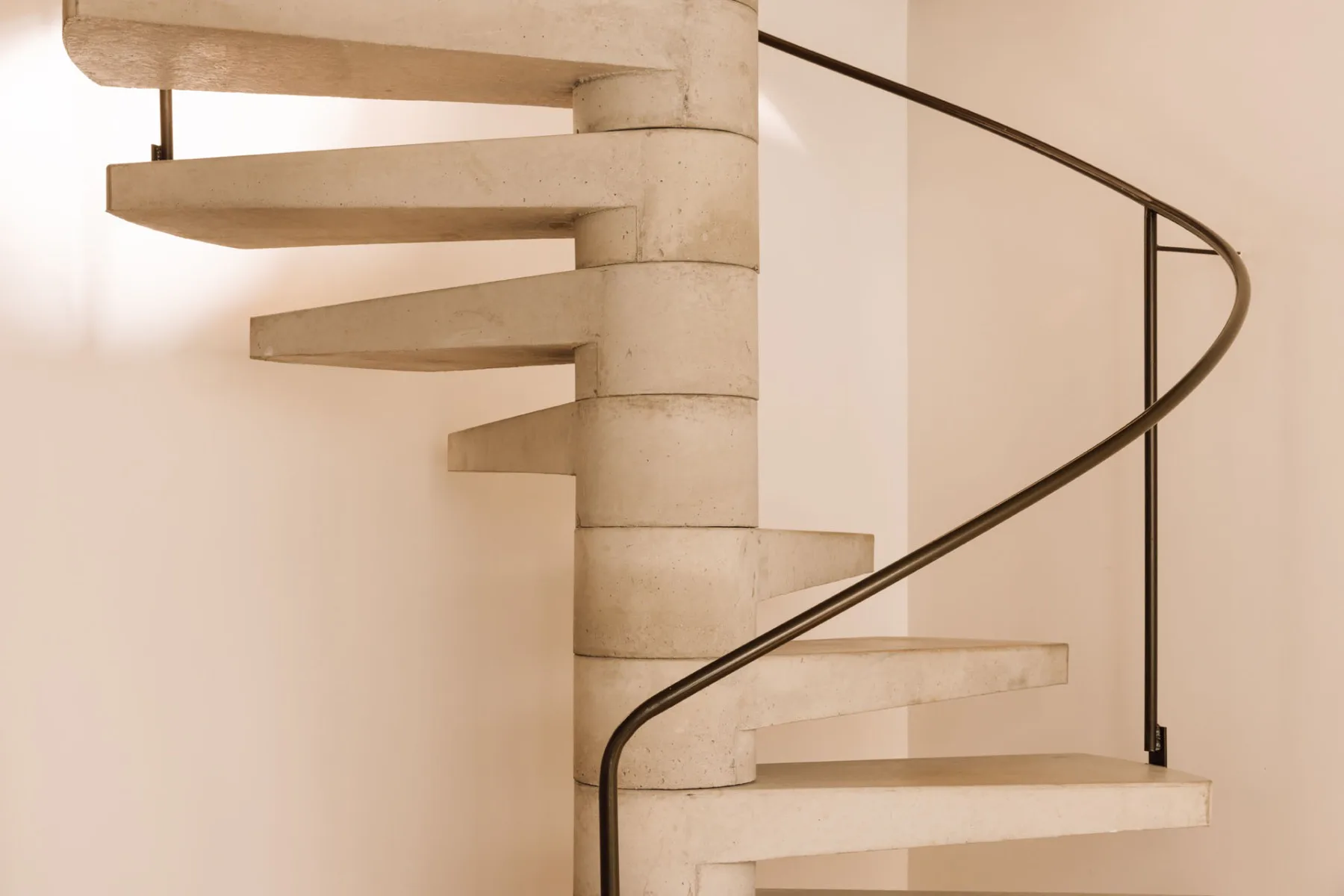 Vom Eingangsbereich erschließt eine Spindeltreppe das Untergeschoss.