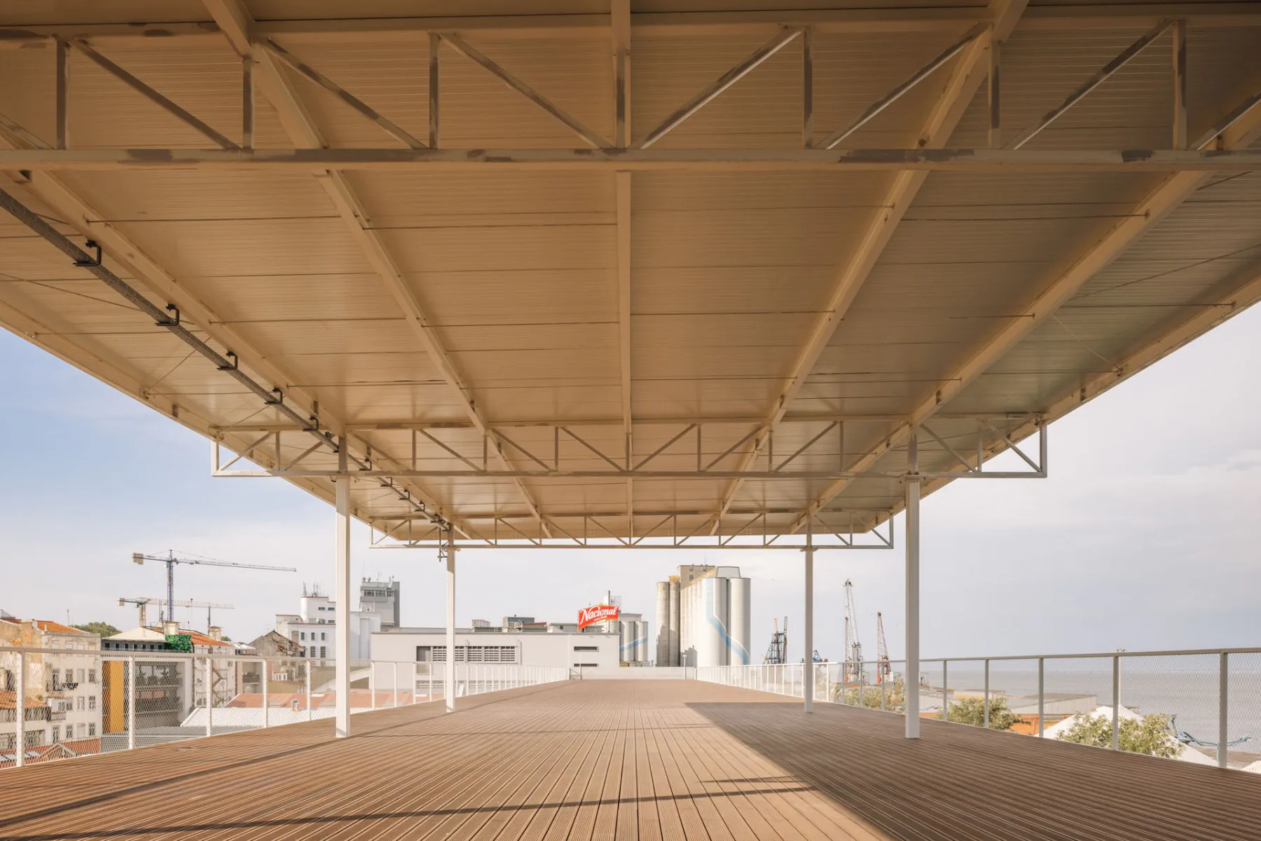 Die öffentliche Dachterrasse öffnet den Blick auf den Tejo.