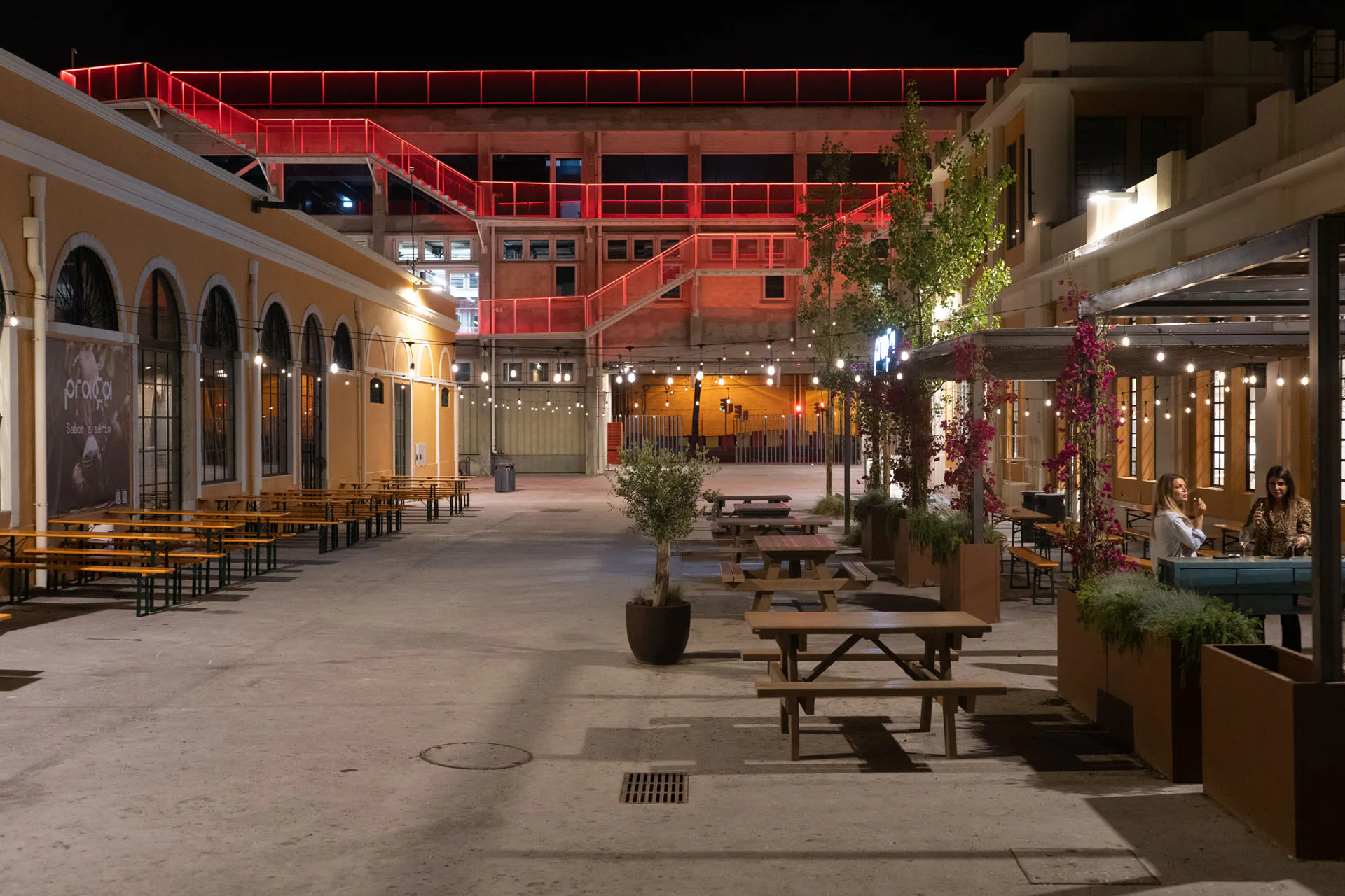 Die über 12 000 m² große Fläche wird heute von Gewerbe, Kultur und Gastronomie genutzt.