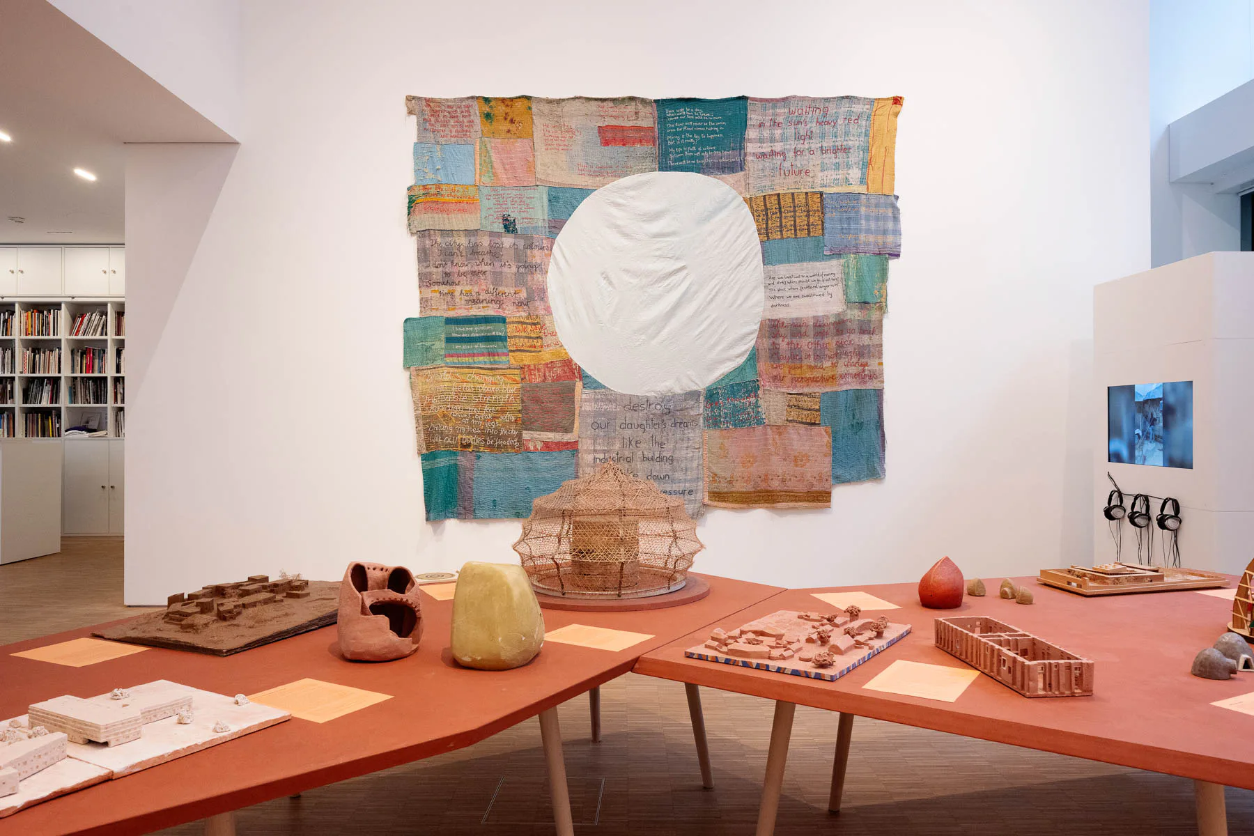 Ausstellungsansicht Anna Heringer „One Planet, One Family“, DG Kunstraum 2023
