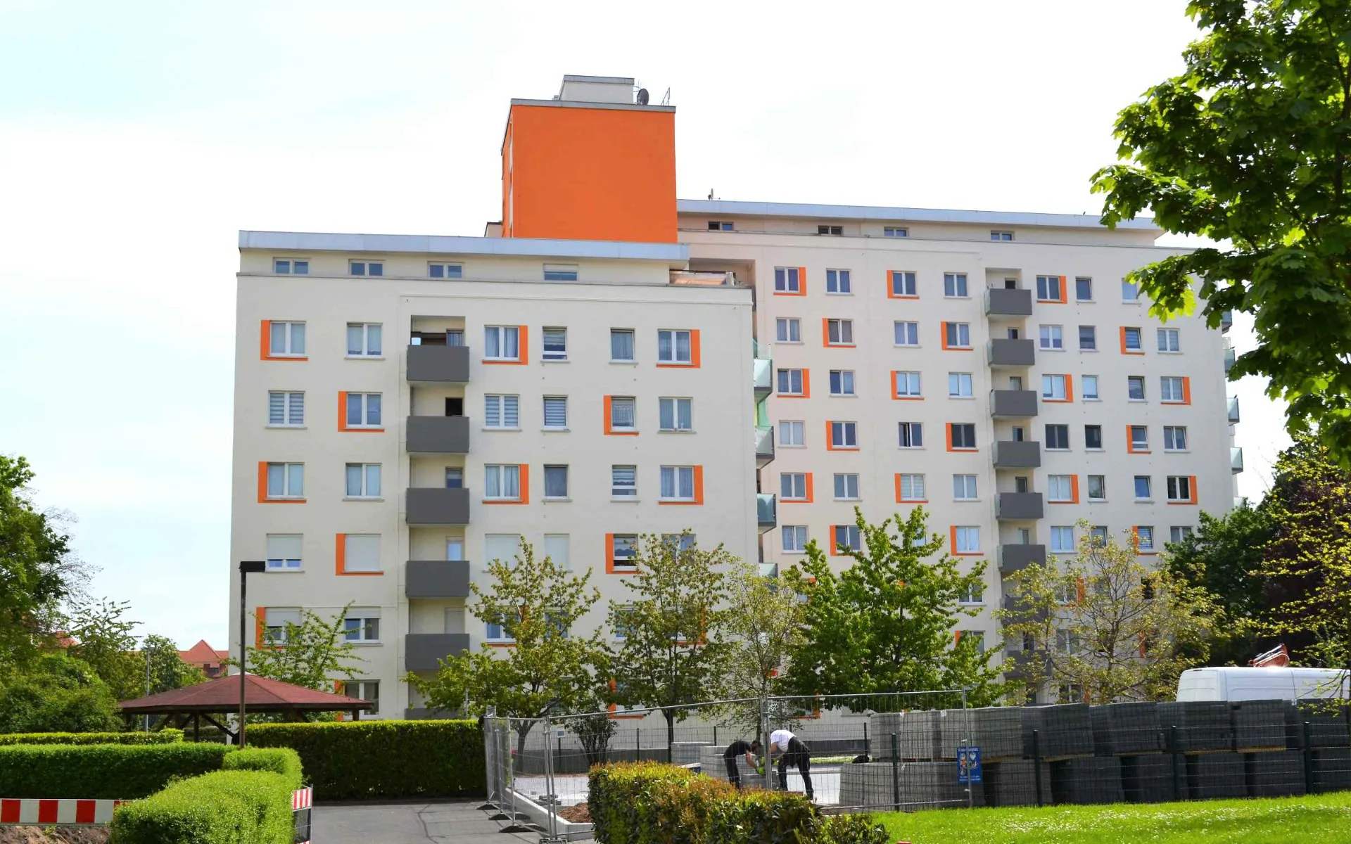 Für die Instandsetzung eines Wohnkomplexes in Hanau hat StoDesign das Farbkonzept für Balkone und Fassade erstellt. Die Produkte für Sanierung lieferten StoCretec und Sto.