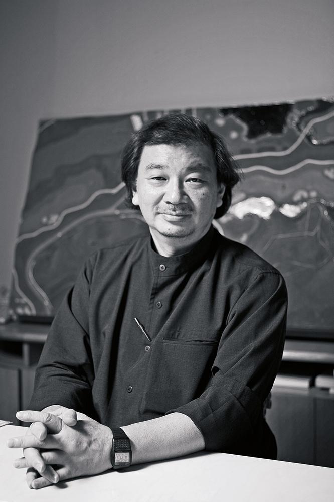 Shigeru Ban ist vor allem für seine Bauten mit Papier als Konstruktionsmaterial bekannt. Der unkonventionelle Umgang mit Materialien kennzeichnet viele Bauten des Japaners. Mit dem von ihm gegründeten Voluntary Architects’ Network (VAN) unterstützt er zudem Kommunen nach Katastrophenereignissen. Im Jahr 2014 erhielt er den Pritzker-Preis.