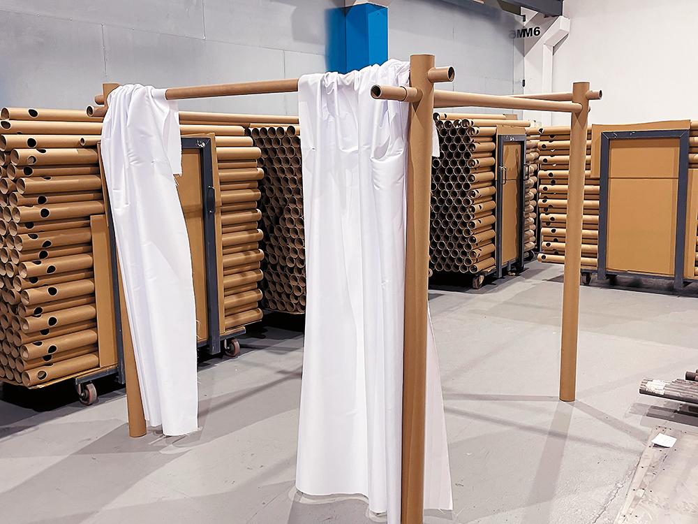 Für mehr Privatsphäre in Notunterkünften wie etwa Turnhallen entwickelte Shigeru Ban ein modulares Trennwandsystem aus Pappröhren und Stoff.