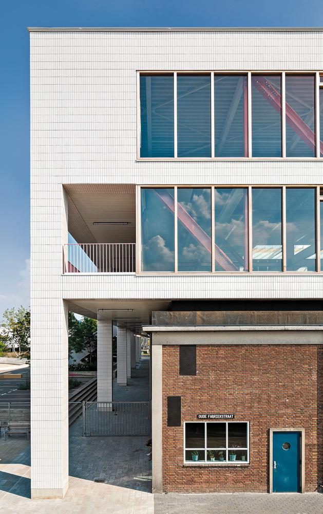 Der zweigeschossige Bürotrakt ist konstruktiv unabhängig von der ehemaligen Lagerhalle konzipiert: Sieben Fachwerkträger auf Stahlstützen überspannen den Bestand.