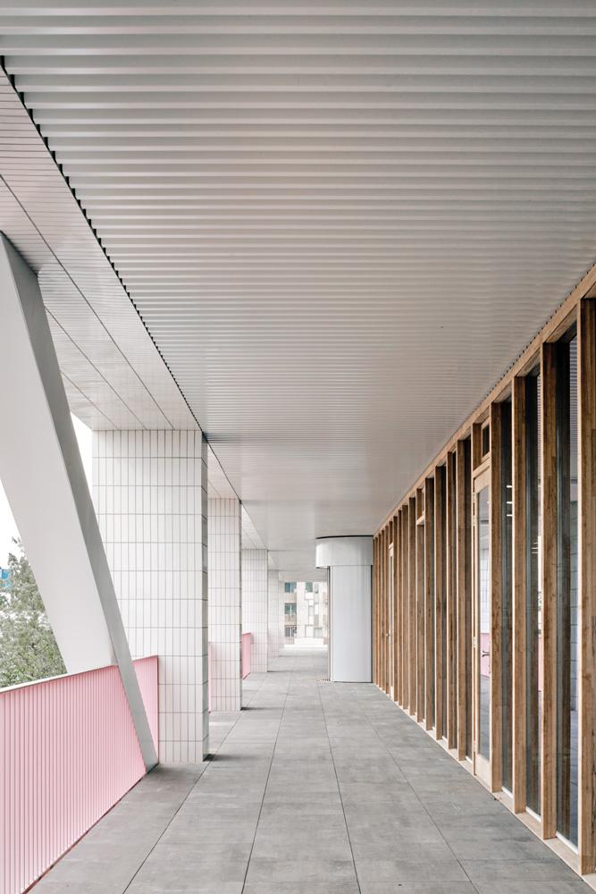 Der Haupteingang des neuen Bürotrakts liegt im ersten Obergeschoss und ist über eine Freitreppe erreichbar. Sie führt auf die breite Loggia mit Blick auf den Vorplatz.