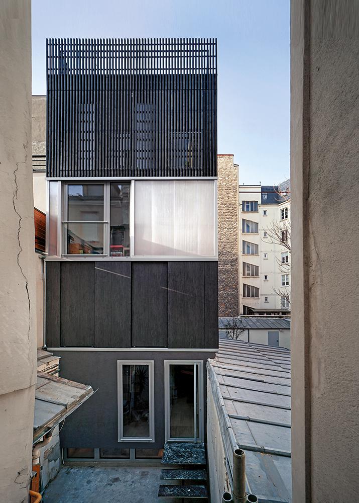 Aus dem bestehenden Hinterhofgebäude wurde ein sechsgeschossiger Wohnturm. Die Fassade variiert je nach dahinterliegender Nutzung.