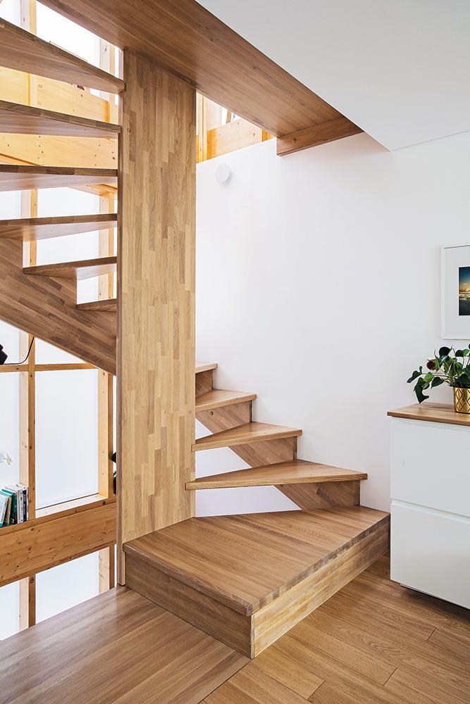 Eine dreiviertelgewendelte Treppe verbindet die sechs Etagen des Wohnturms. Die dahinter liegende Polycarbonatfassade lässt viel Licht in die Räume.