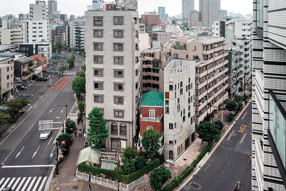 Das trapezförmige Grundstück des Nobori Building in Tokio ist nur 48 m2 groß. Der 2023 fertiggestellte Sichtbetonbau von Florian Busch wirkt durch die Fassadengestaltung größer als er ist. Jeweils zwei Fensterreihen liegen im gleichen Geschoss.