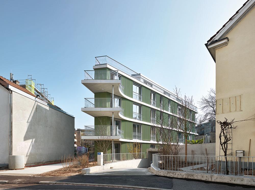 Der Wohnungsbau in einem Basler Innenhof aus dem Jahr 2020 ist maßgeschneidert eingepasst. Itten + Brechbühl orientierten sich bei den Materialien an den Wellblechschuppen vieler innerstädtischer Höfe.