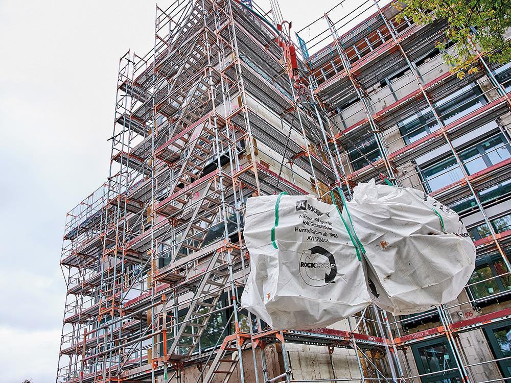 Many manufacturers offer take-back systems for insulation material offcuts from construction sites. But only a few – like Rockwool – also accept material from dismantling and conversions.
