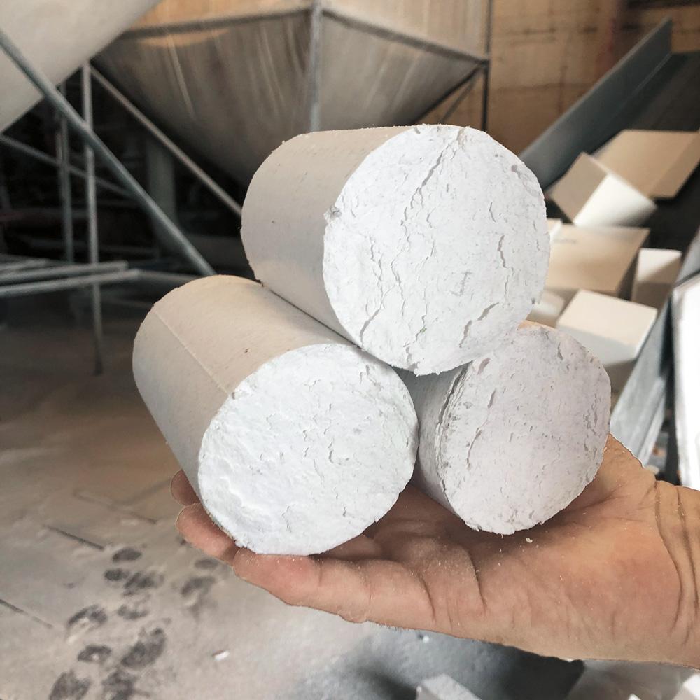 Beim EPS-Recycling wird der Dämmstoff zerkleinert, zu Blöcken wie diesen kompaktiert und erneut aufgeschäumt.