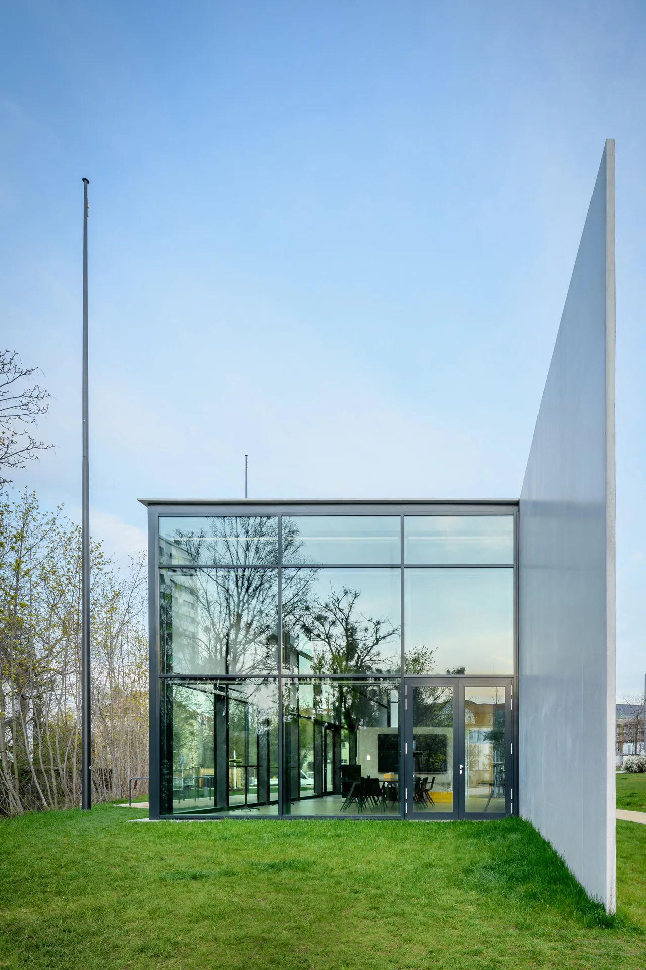 Architektonische und bautechnische Innovation: Der Cube ist ein Experimentalbau und gleichzeitig Versuchsstand, in dem die Langzeittauglichkeit von Carbonbeton baukonstruktiv, statisch und bauphysikalisch erforscht wird.