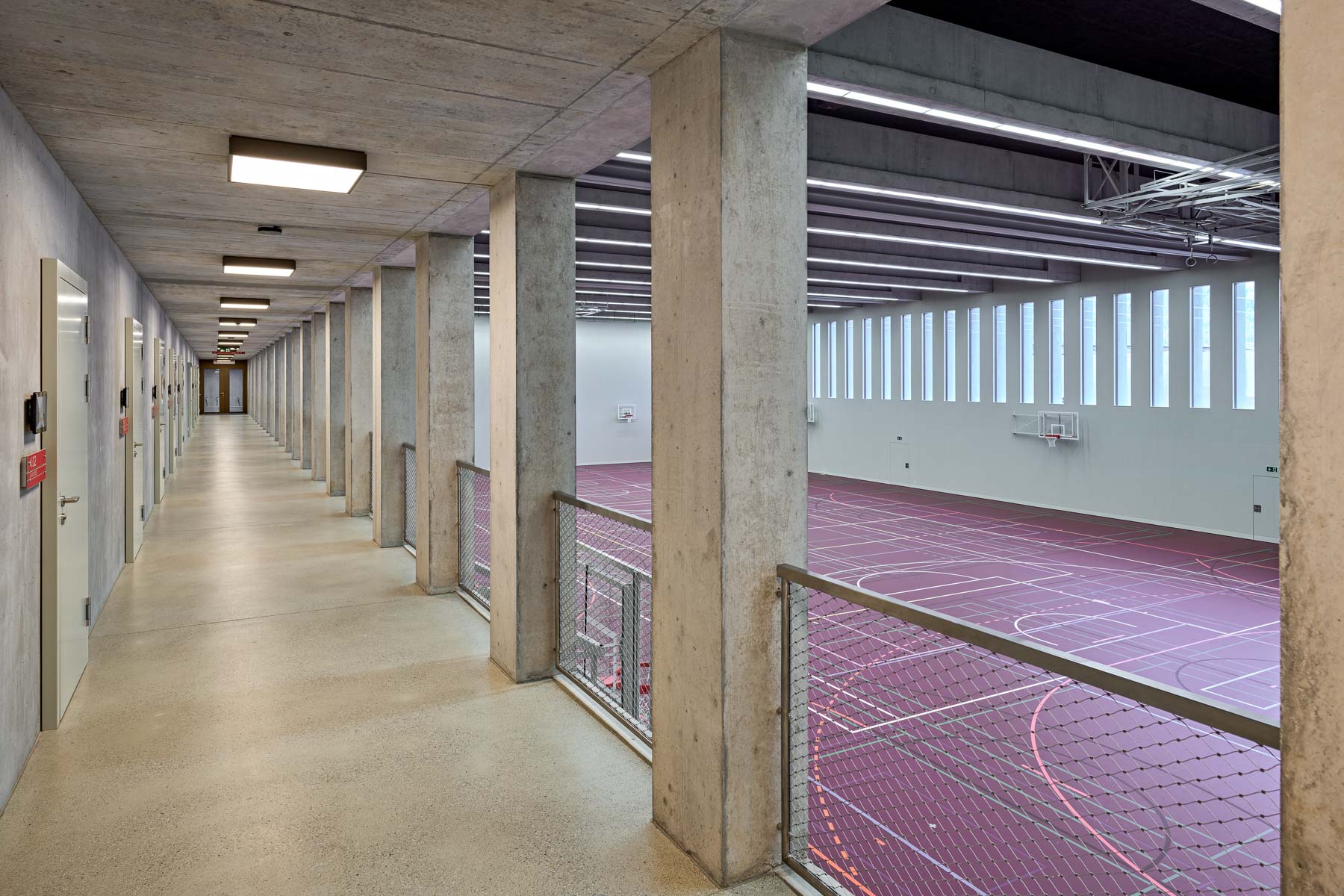 Gang über der neuen Dreifachsporthalle des Sportzentrums