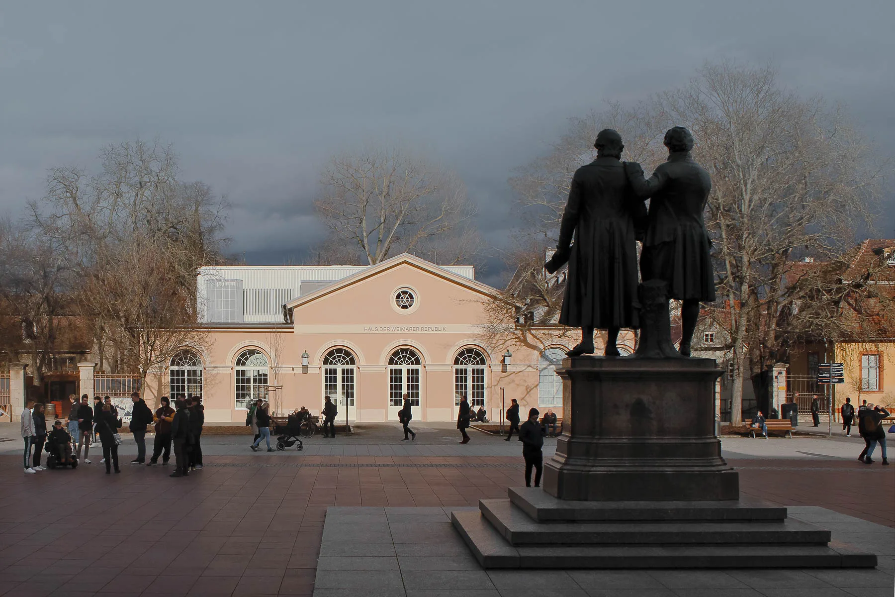 Ansicht des Gebäudeensembles vom Theaterplatz aus. Der Neubau vermittelt zwischen der Symmetrie der historischen Remise und dem heterogenen Gebäudebestand auf ihrer Rückseite.