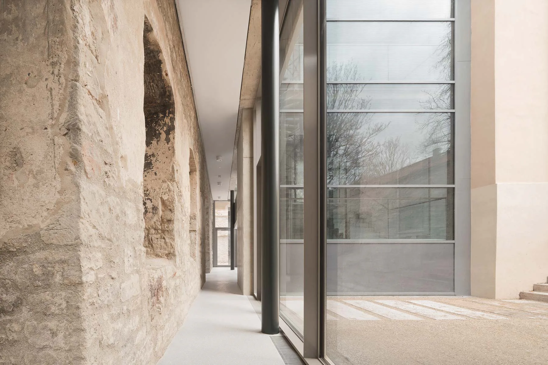 Die Mauern des historischen Zeughauses wurden teilweise in den Neubau integriert.