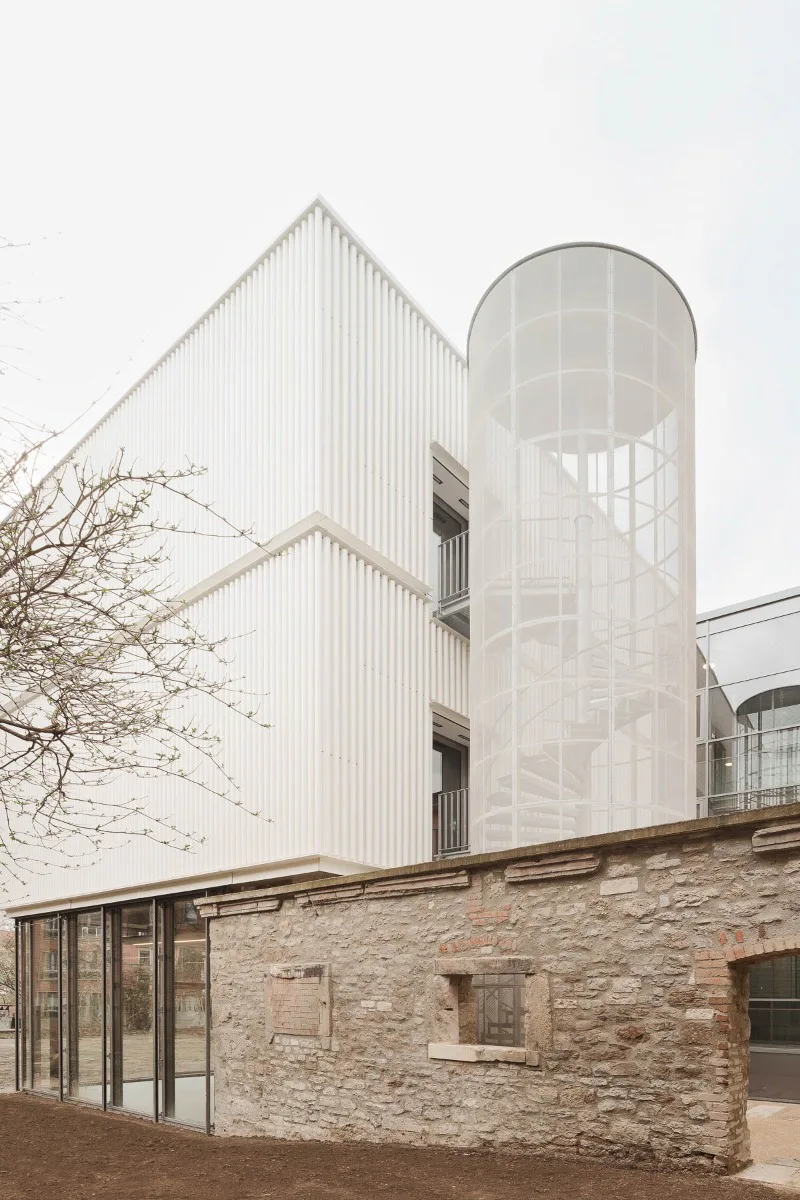 Die Fassade besteht aus weißen Metallrohren.